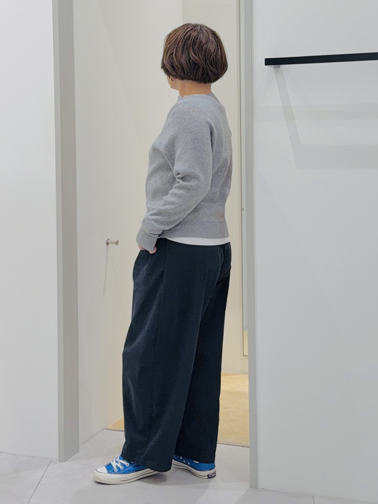 タナさんの「THE SHOP TK｜オフショルワンポイント刺繍ニット」を使ったコーディネート