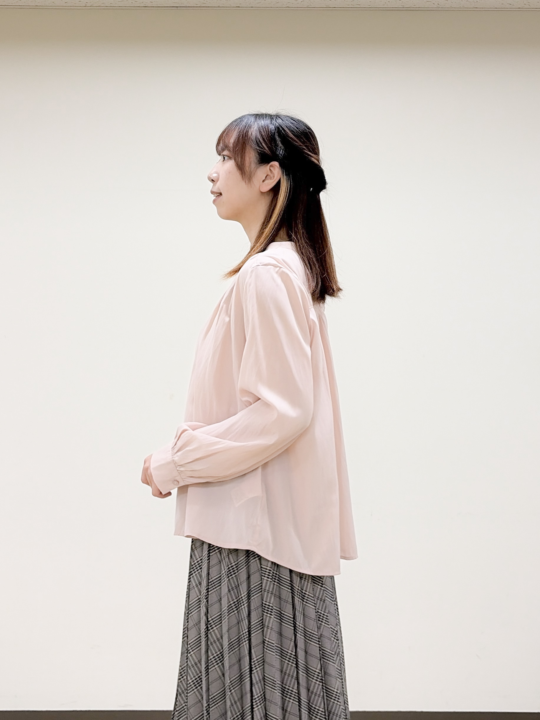 yurinaさんの「index｜【防シワ】パウダーサテンギャザーブラウス《洗濯機OK／イージーアイロン》」を使ったコーディネート