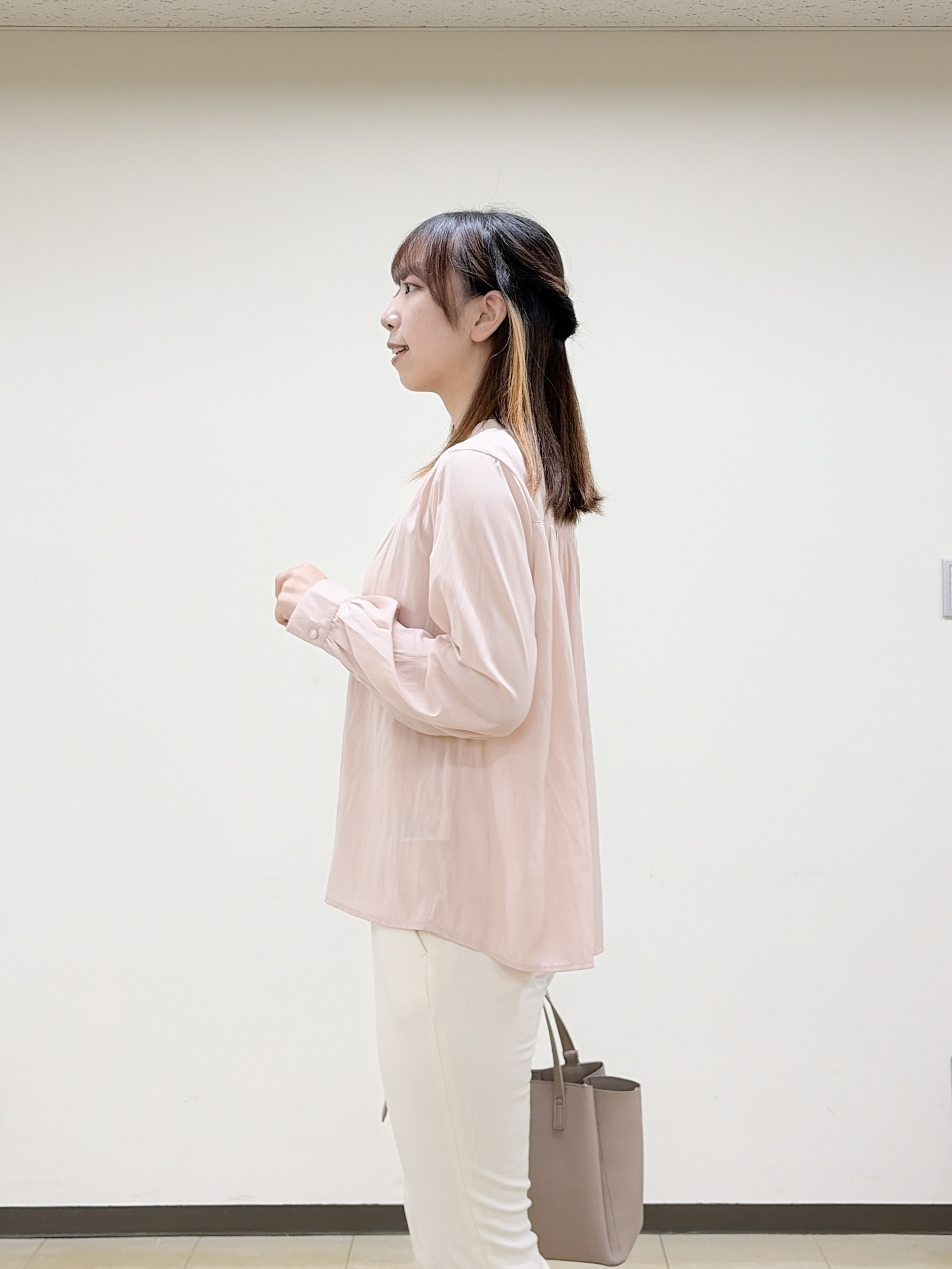 yurinaさんの「index｜【防シワ】パウダーサテンギャザーブラウス《洗濯機OK／イージーアイロン》」を使ったコーディネート