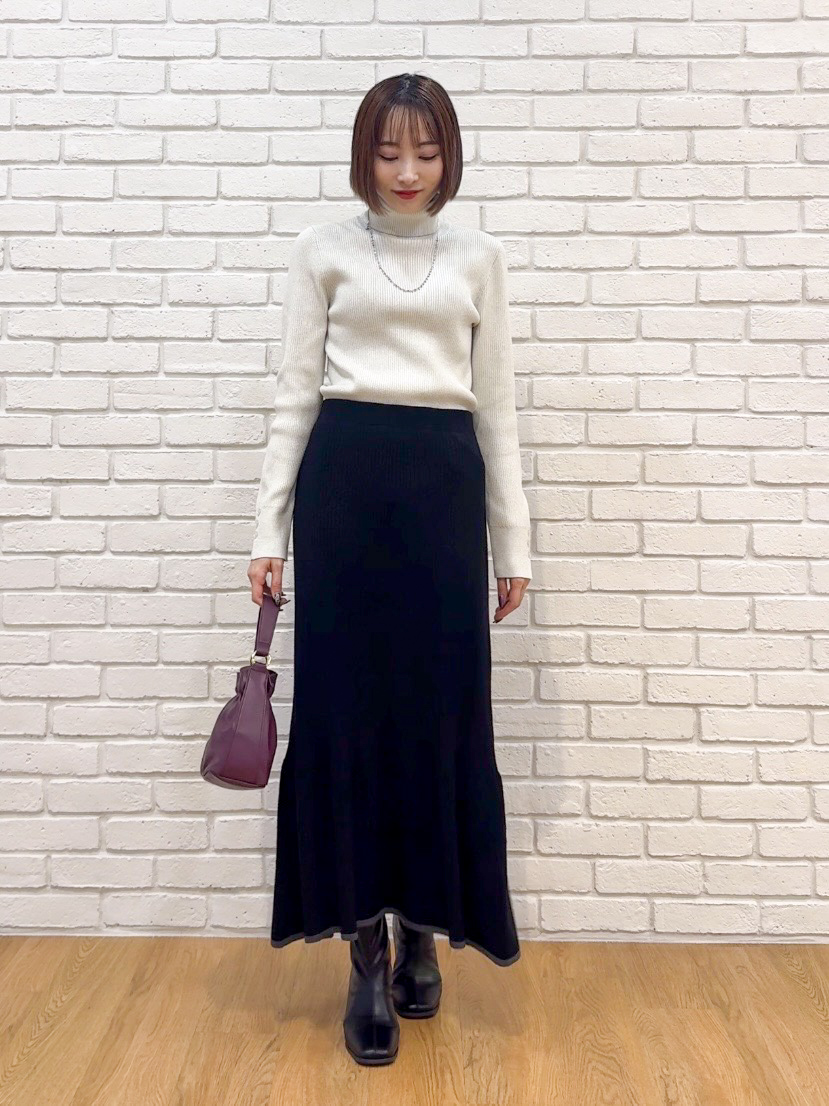 𝐜𝐡𝐢𝐤𝐚さんの「SHOO･LA･RUE｜【絶妙なゆるピタ/S-LL/洗濯機可】華やかラメリブタートルニット」を使ったコーディネート