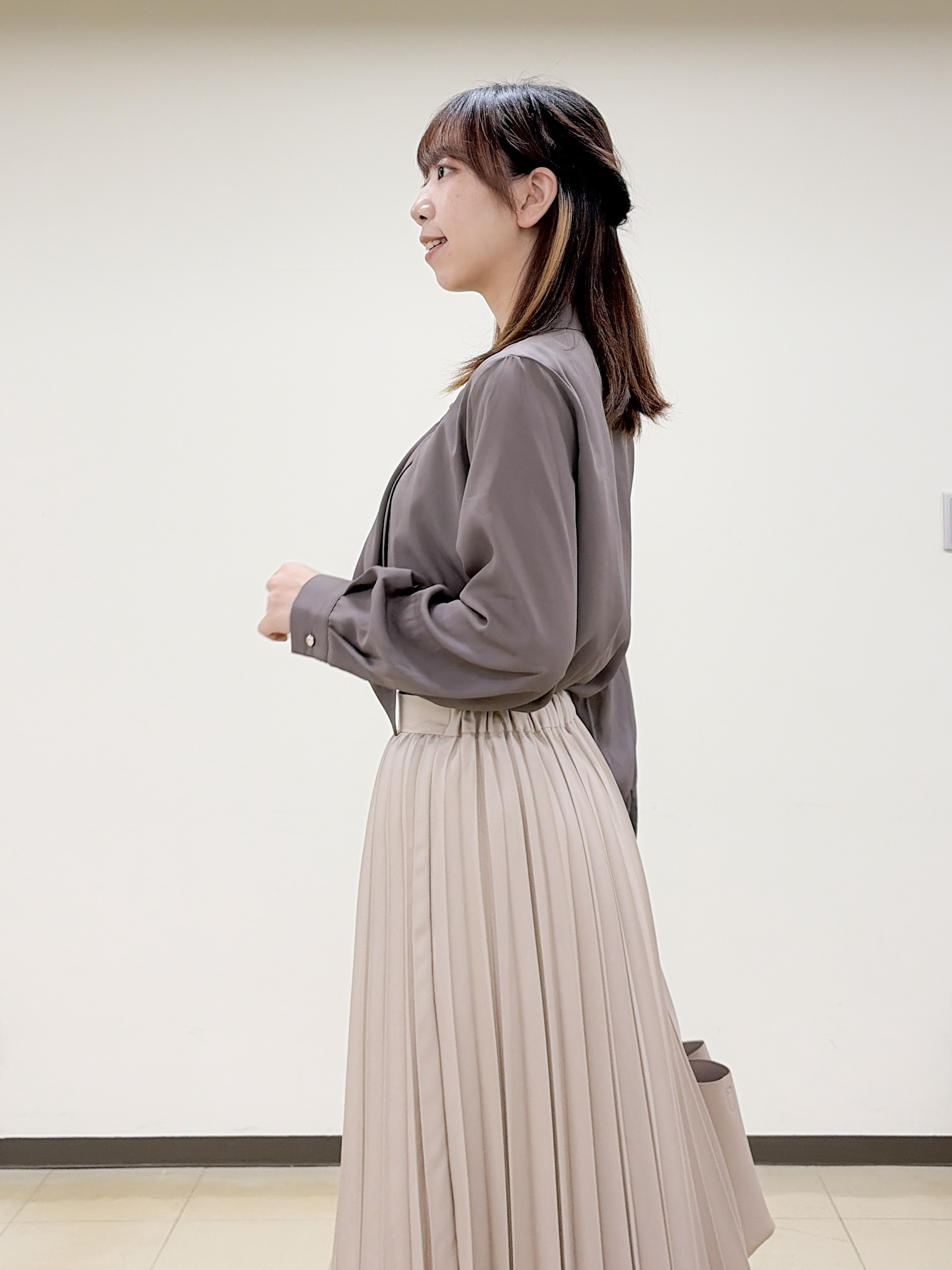 yurinaさんの「index｜ゴールドモチーフ付きボウタイブラウス【洗濯機OK／イージーアイロン】」を使ったコーディネート