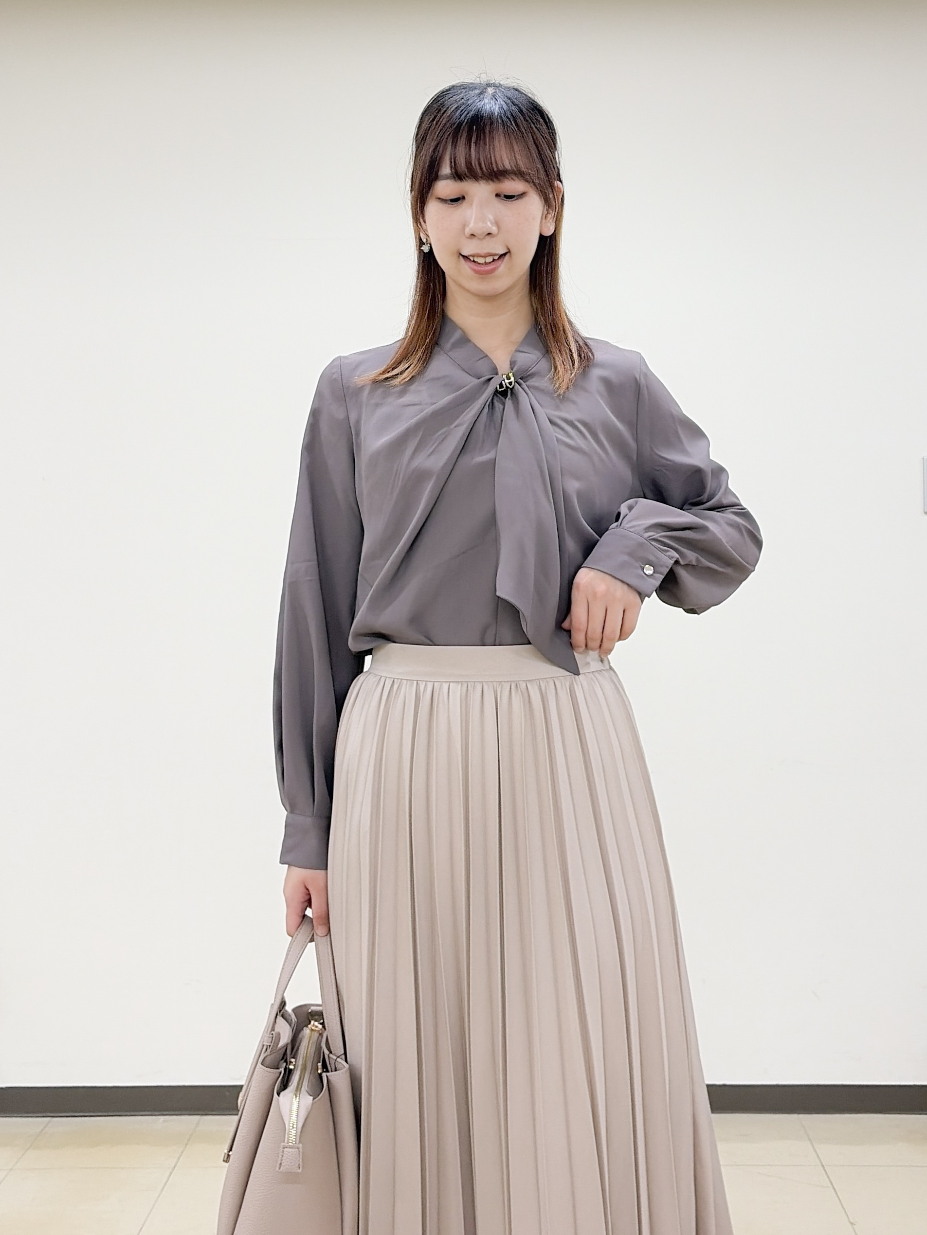 yurinaさんの「index｜ゴールドモチーフ付きボウタイブラウス【洗濯機OK／イージーアイロン】」を使ったコーディネート