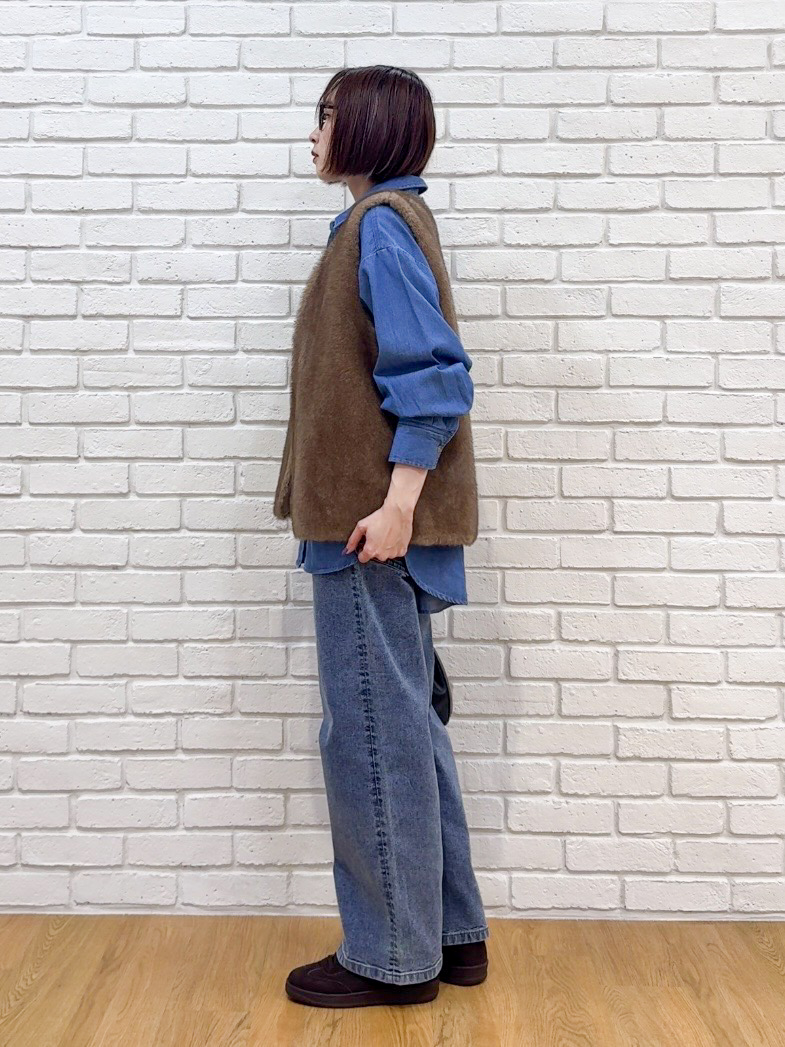𝐜𝐡𝐢𝐤𝐚さんの「SHOO･LA･RUE｜重ねるだけでこなれコーデに ふわふわフェイクファーベスト」を使ったコーディネート