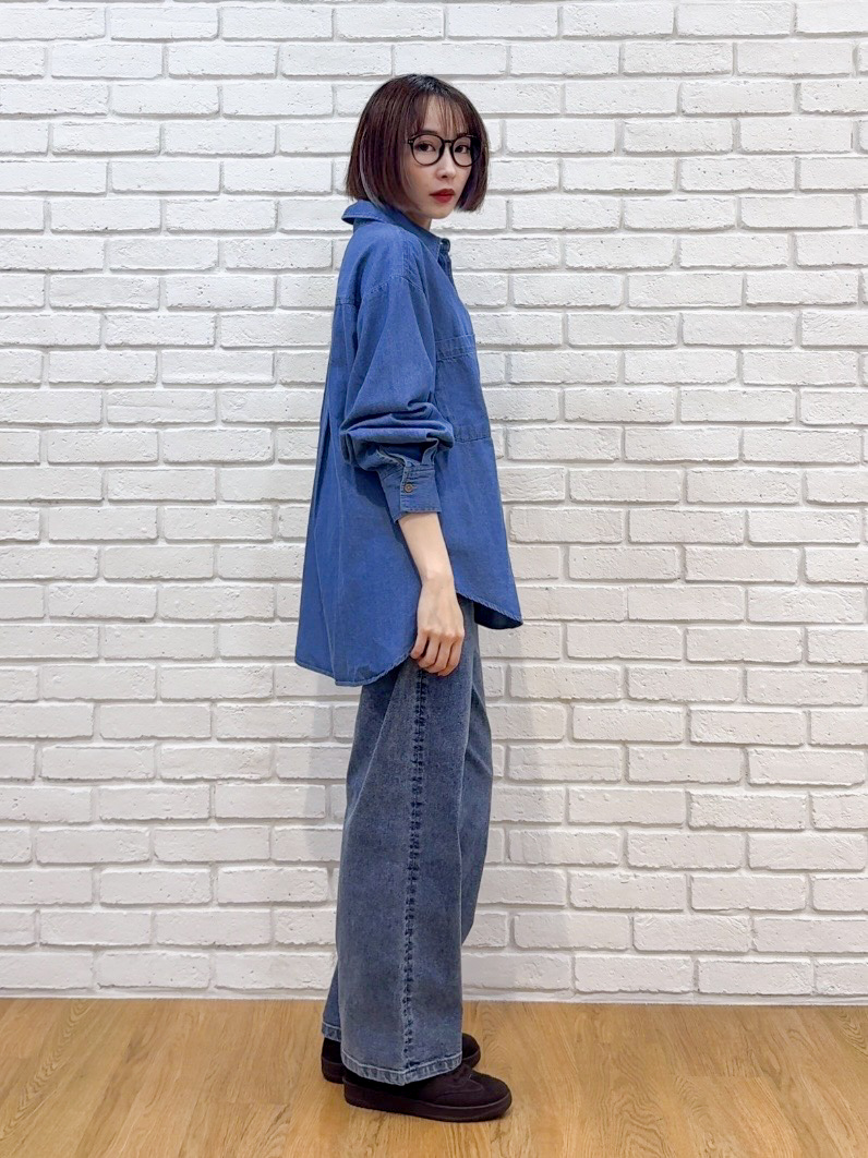 𝐜𝐡𝐢𝐤𝐚さんの「SHOO･LA･RUE｜重ねるだけでこなれコーデに ふわふわフェイクファーベスト」を使ったコーディネート