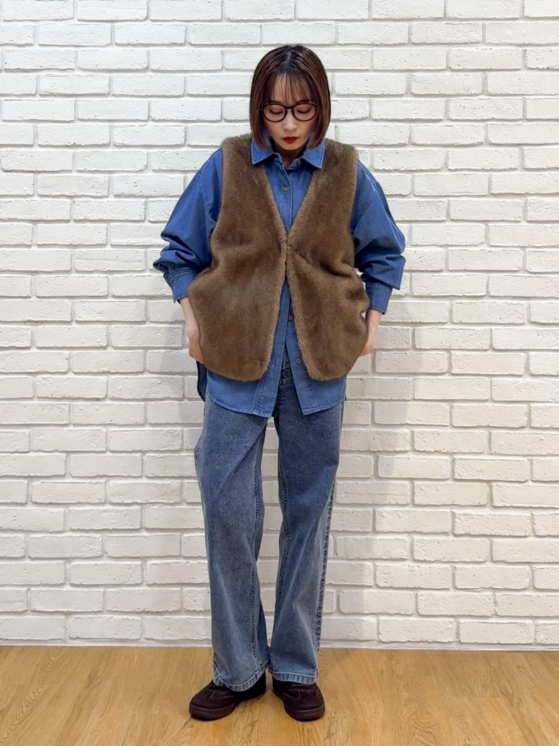 𝐜𝐡𝐢𝐤𝐚さんの「SHOO･LA･RUE｜重ねるだけでこなれコーデに ふわふわフェイクファーベスト」を使ったコーディネート