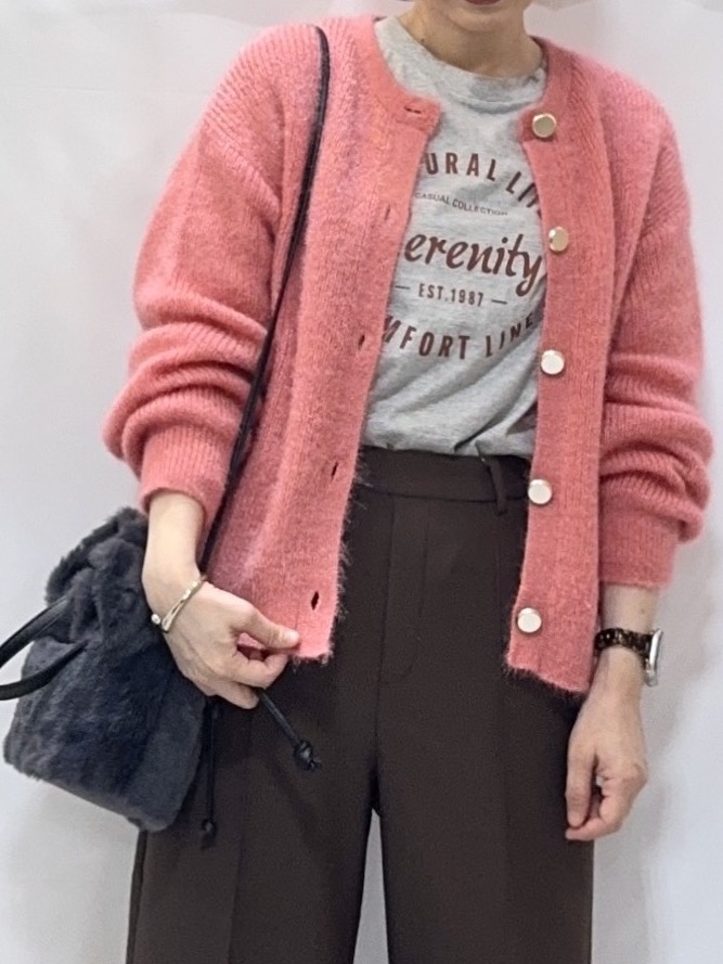 𝐇𝐢𝐫𝐨𝐦𝐢さんの「SHOO･LA･RUE｜【S-LL】ゆるもこ シャギーニットカーディガン」を使ったコーディネート