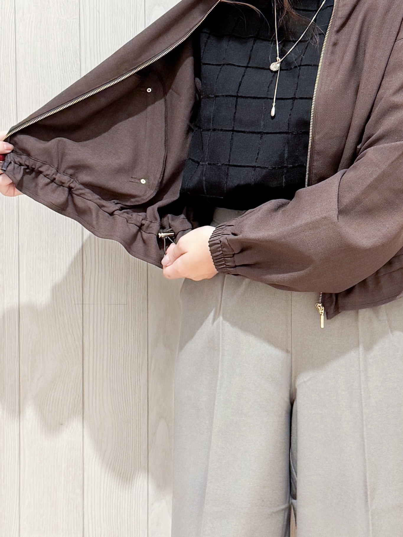 愛さんの「SHOO･LA･RUE｜【洗濯後しわになりにくい/S-LL】裾ドロストフリルブルゾン」を使ったコーディネート