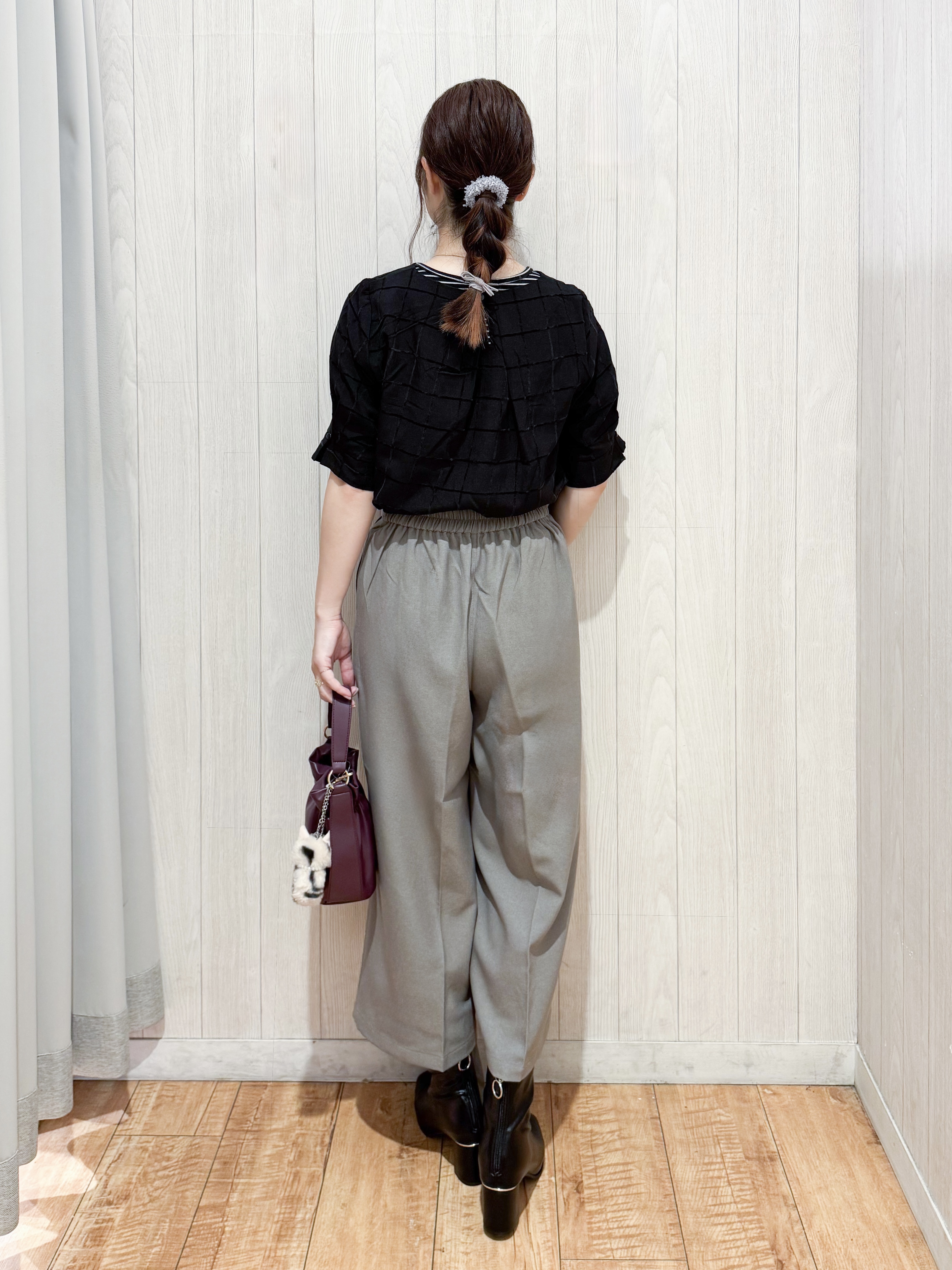 愛さんの「SHOO･LA･RUE｜【洗濯後しわになりにくい/S-LL】裾ドロストフリルブルゾン」を使ったコーディネート
