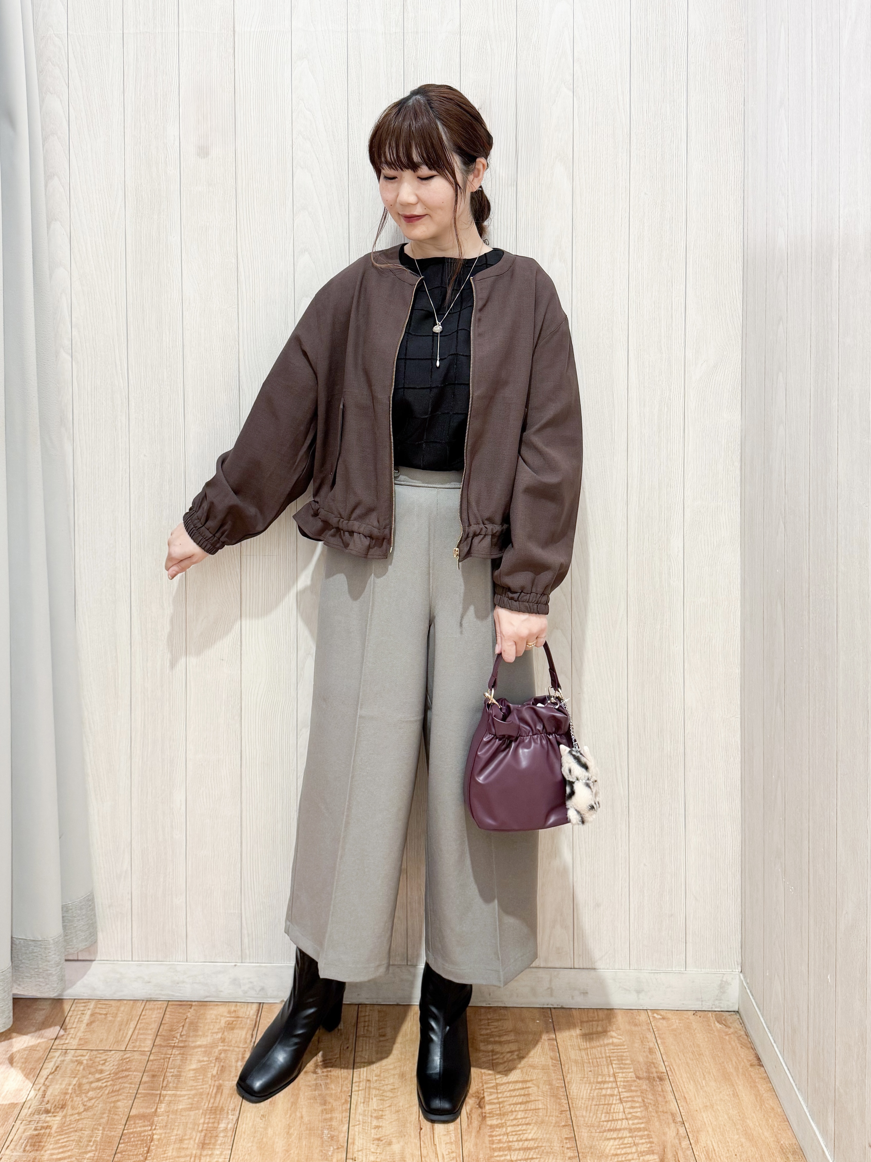 愛さんの「SHOO･LA･RUE｜【洗濯後しわになりにくい/S-LL】裾ドロストフリルブルゾン」を使ったコーディネート