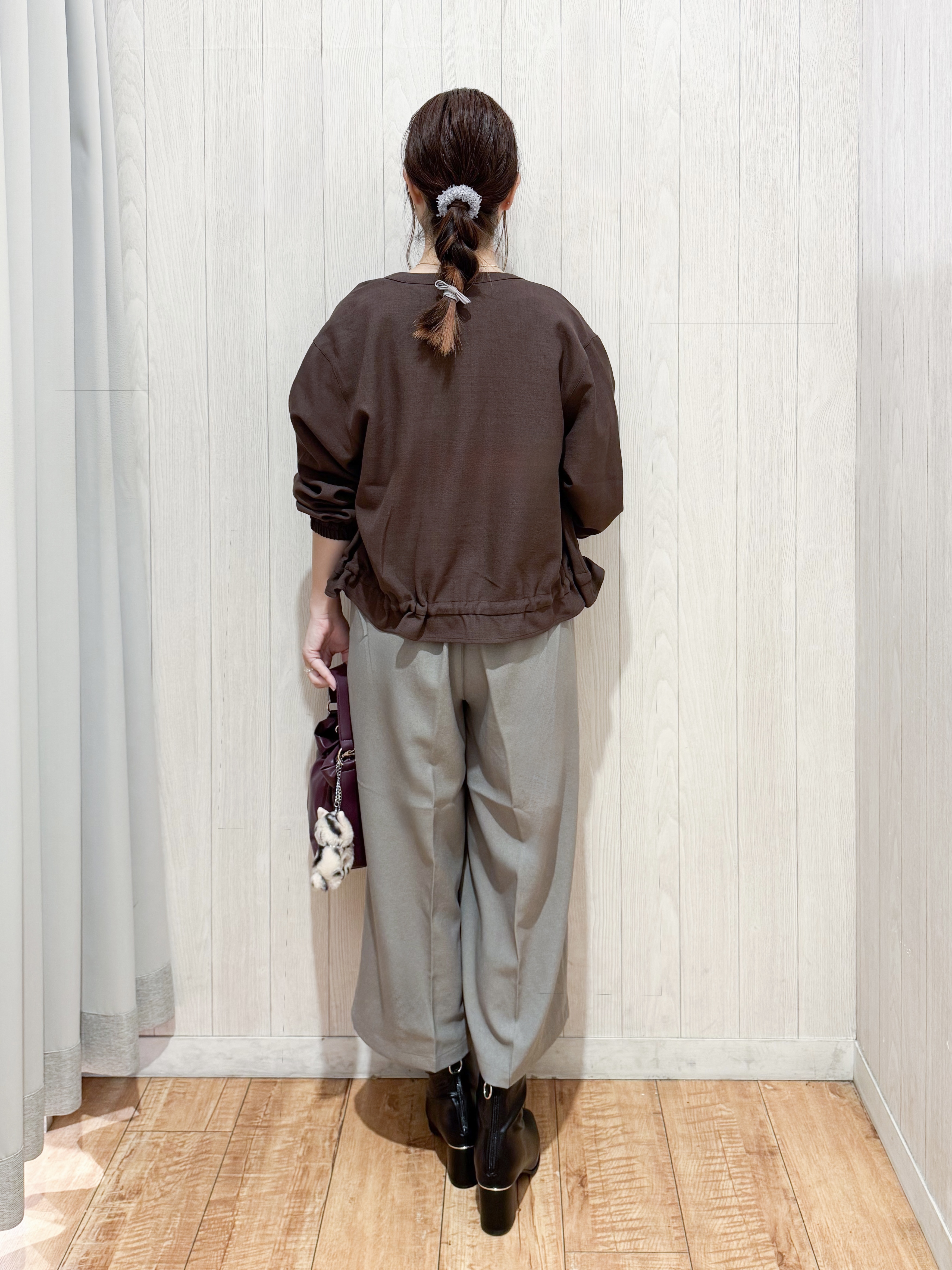 愛さんの「SHOO･LA･RUE｜【洗濯後しわになりにくい/S-LL】裾ドロストフリルブルゾン」を使ったコーディネート