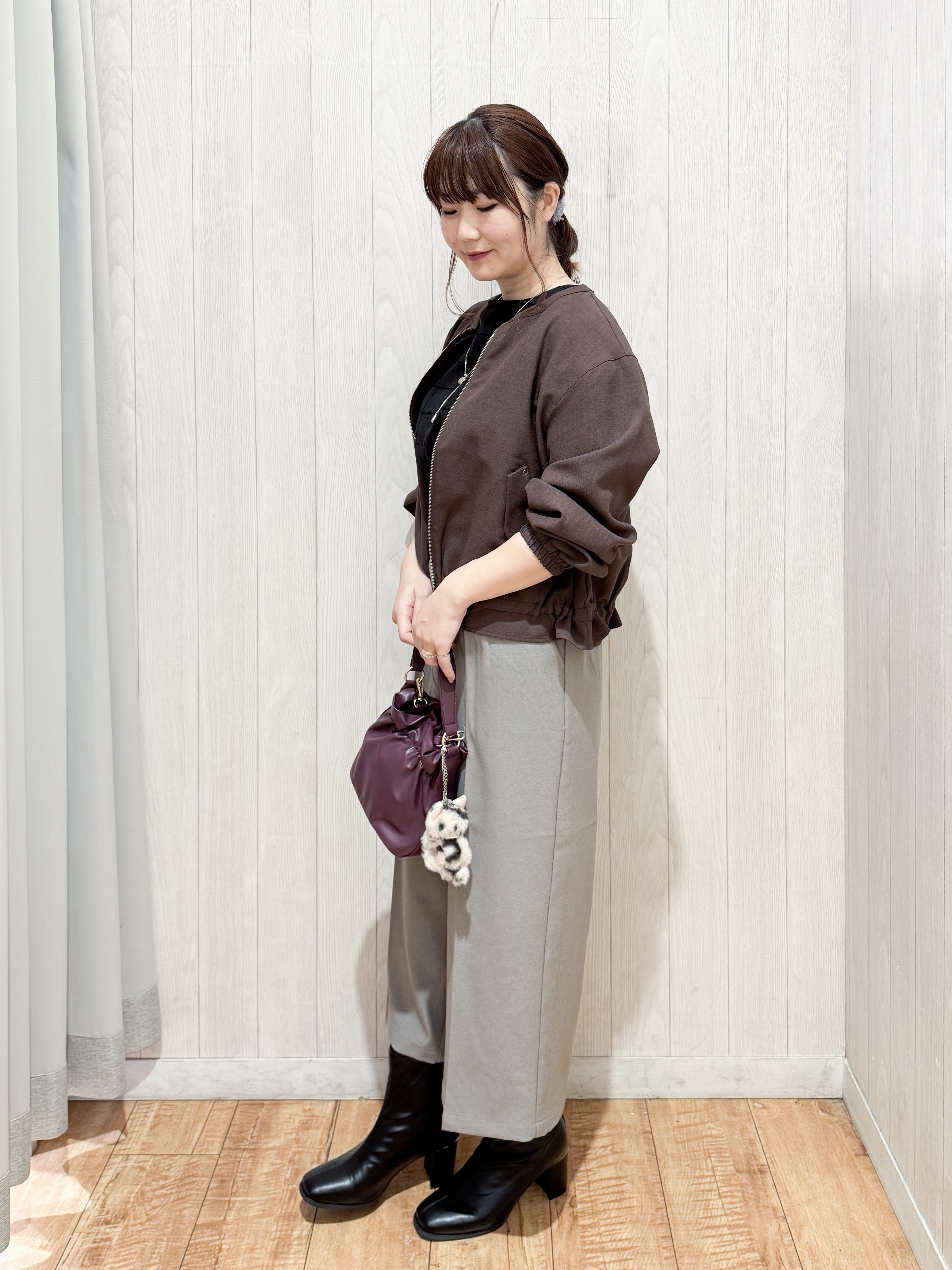 愛さんの「SHOO･LA･RUE｜【洗濯後しわになりにくい/S-LL】裾ドロストフリルブルゾン」を使ったコーディネート