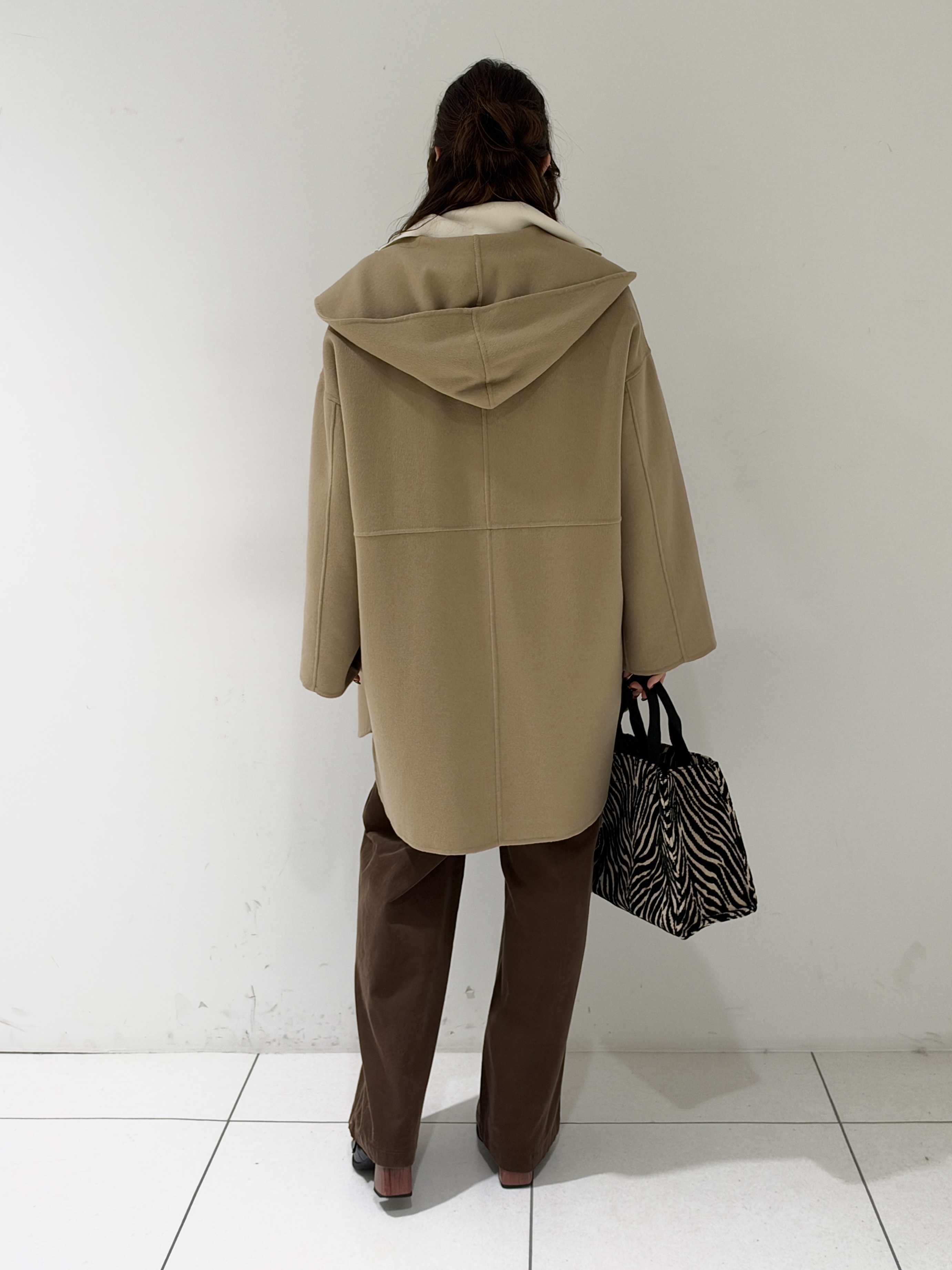 そんさんの「INDIVI｜【ウール混／配色／ゆったり】ミドル丈リバーフーディコート」を使ったコーディネート