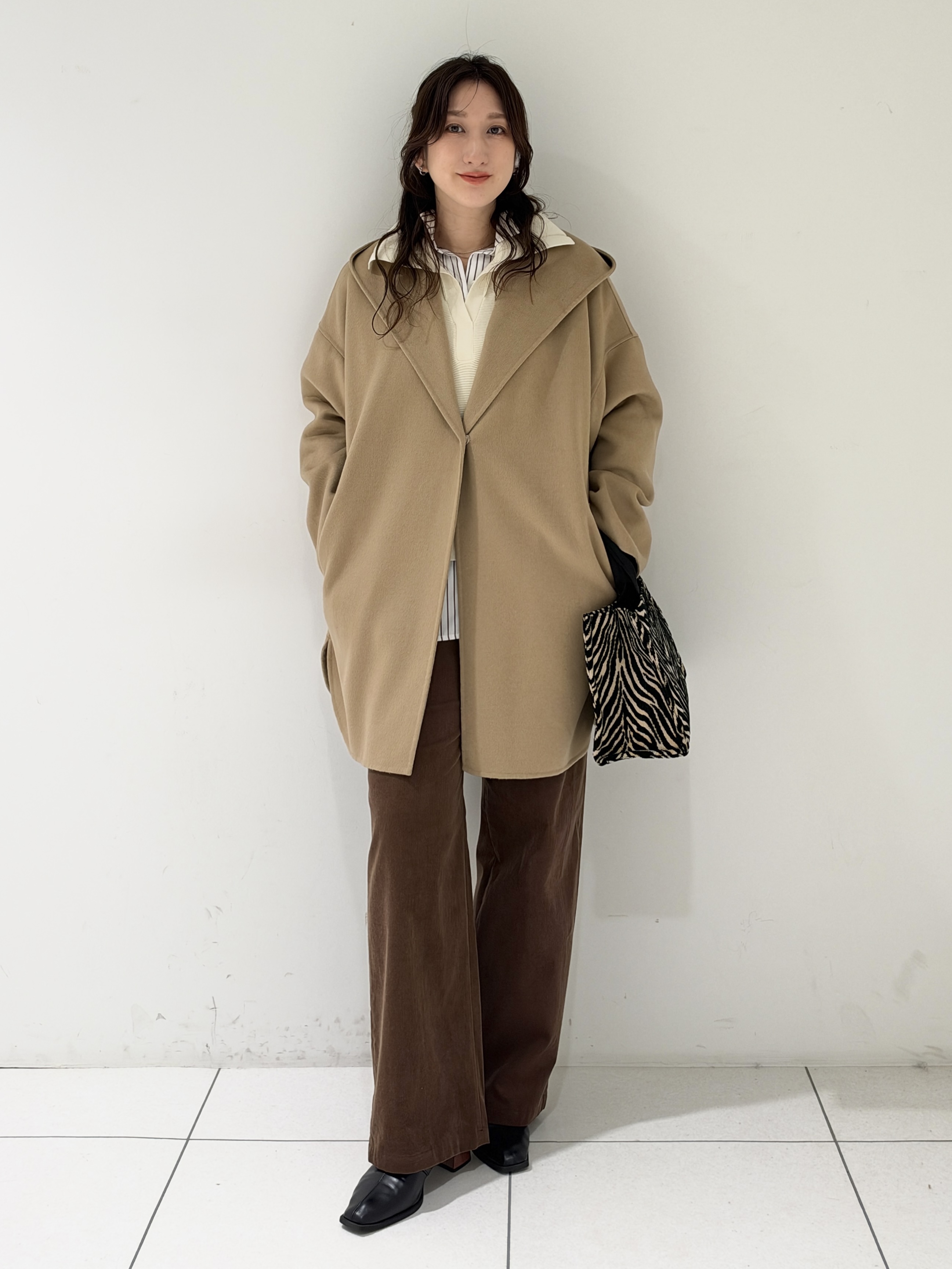 そんさんの「INDIVI｜【ウール混／配色／ゆったり】ミドル丈リバーフーディコート」を使ったコーディネート