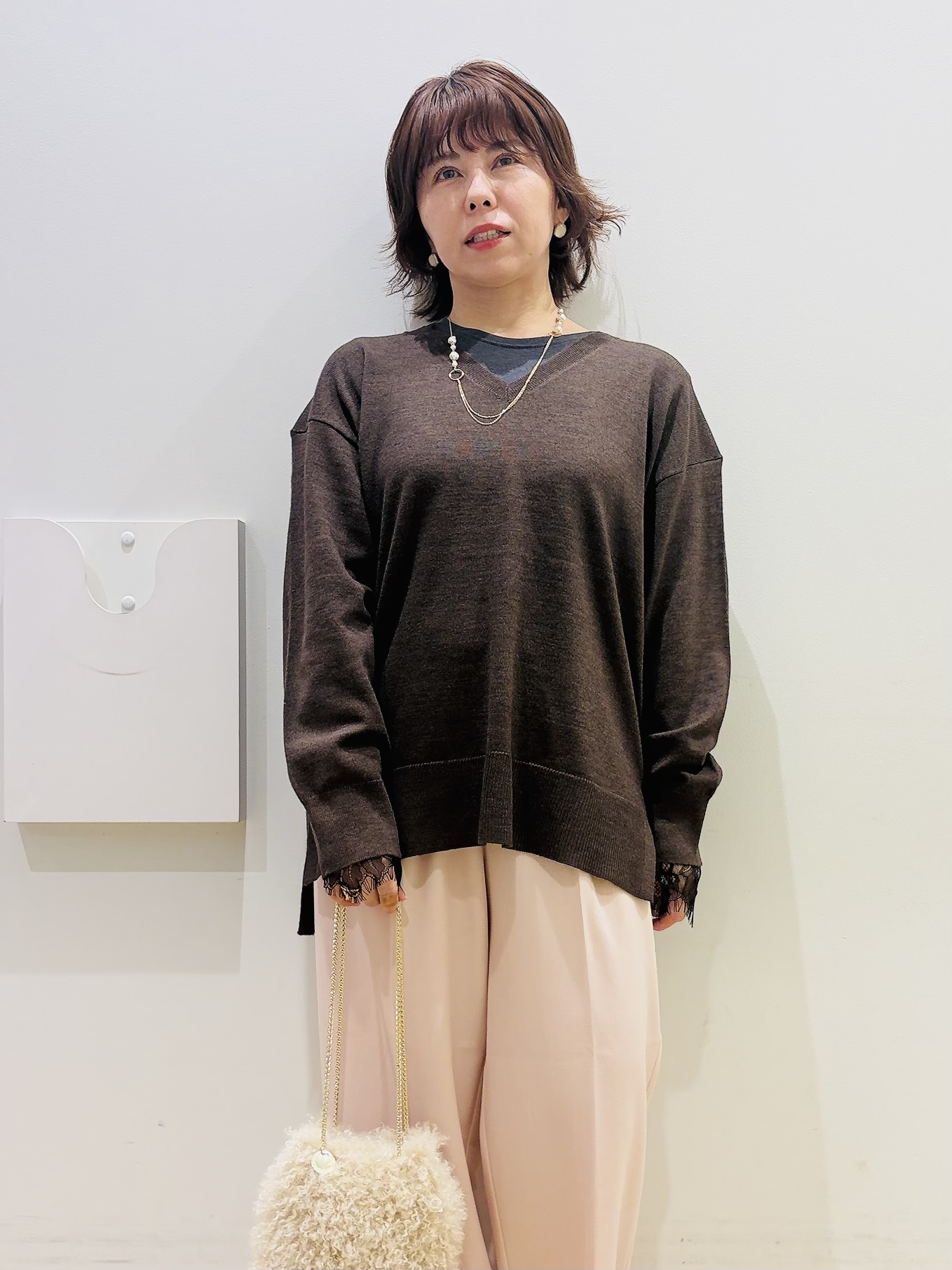 YUKOさんの「index｜『THE』名品リラクシーVネックニット【洗濯機OK】」を使ったコーディネート