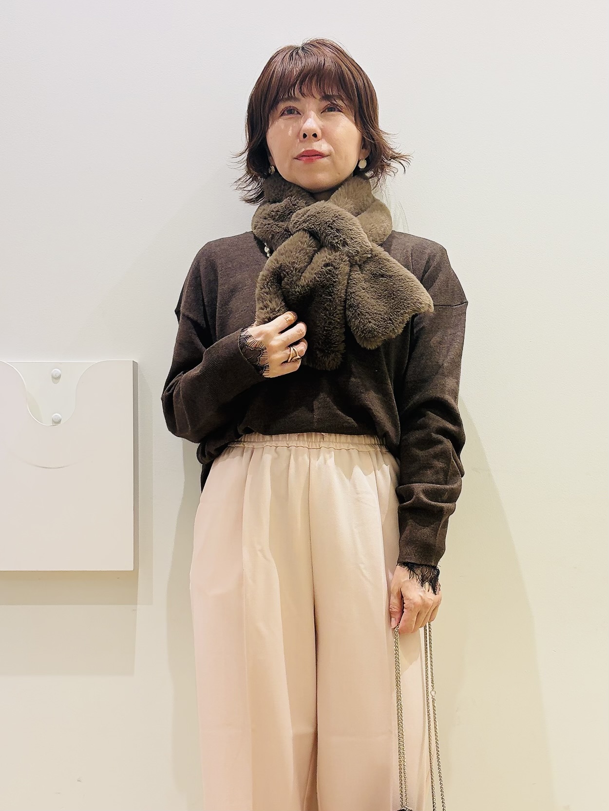 YUKOさんの「index｜『THE』名品リラクシーVネックニット【洗濯機OK】」を使ったコーディネート