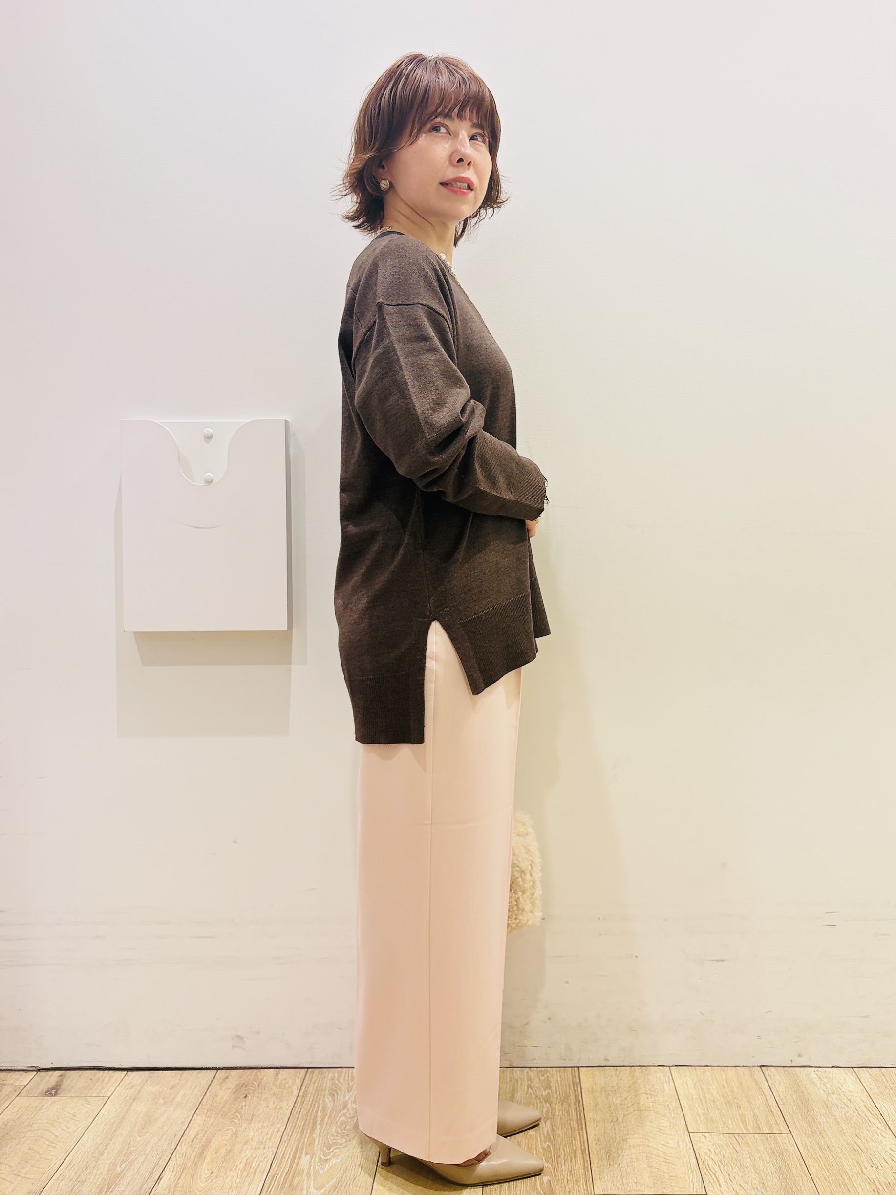 YUKOさんの「index｜『THE』名品リラクシーVネックニット【洗濯機OK】」を使ったコーディネート