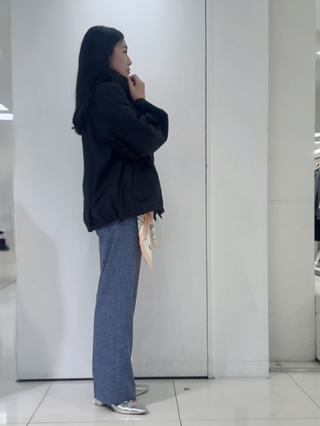 なかじさんの「UNTITLED｜【手洗い／58cm正方形】チェーンベルトスカーフ」を使ったコーディネート