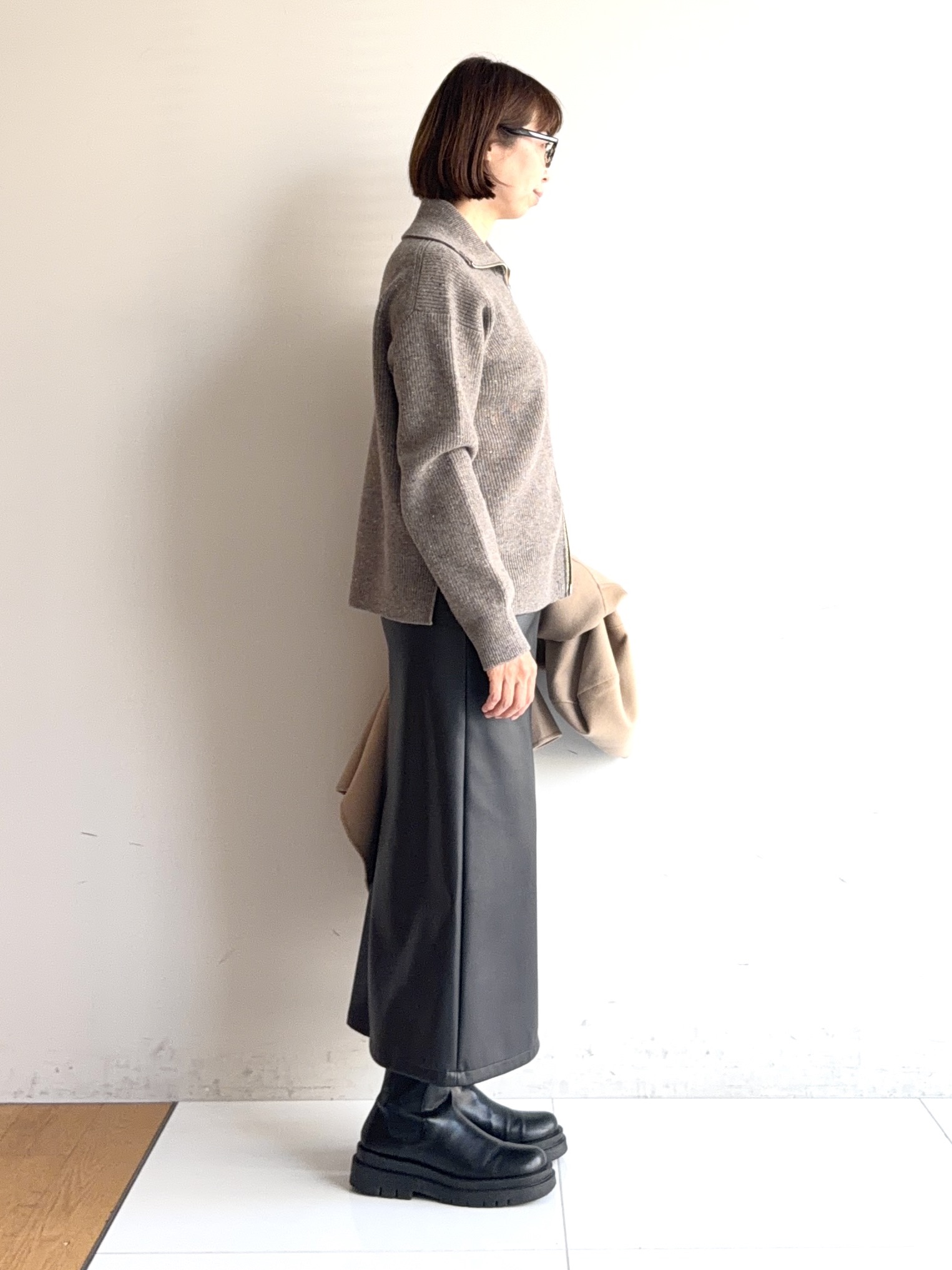 murayamaさんの「INDIVI｜【トレンド感◎／大人の光沢感】レザー調ナロースカート」を使ったコーディネート