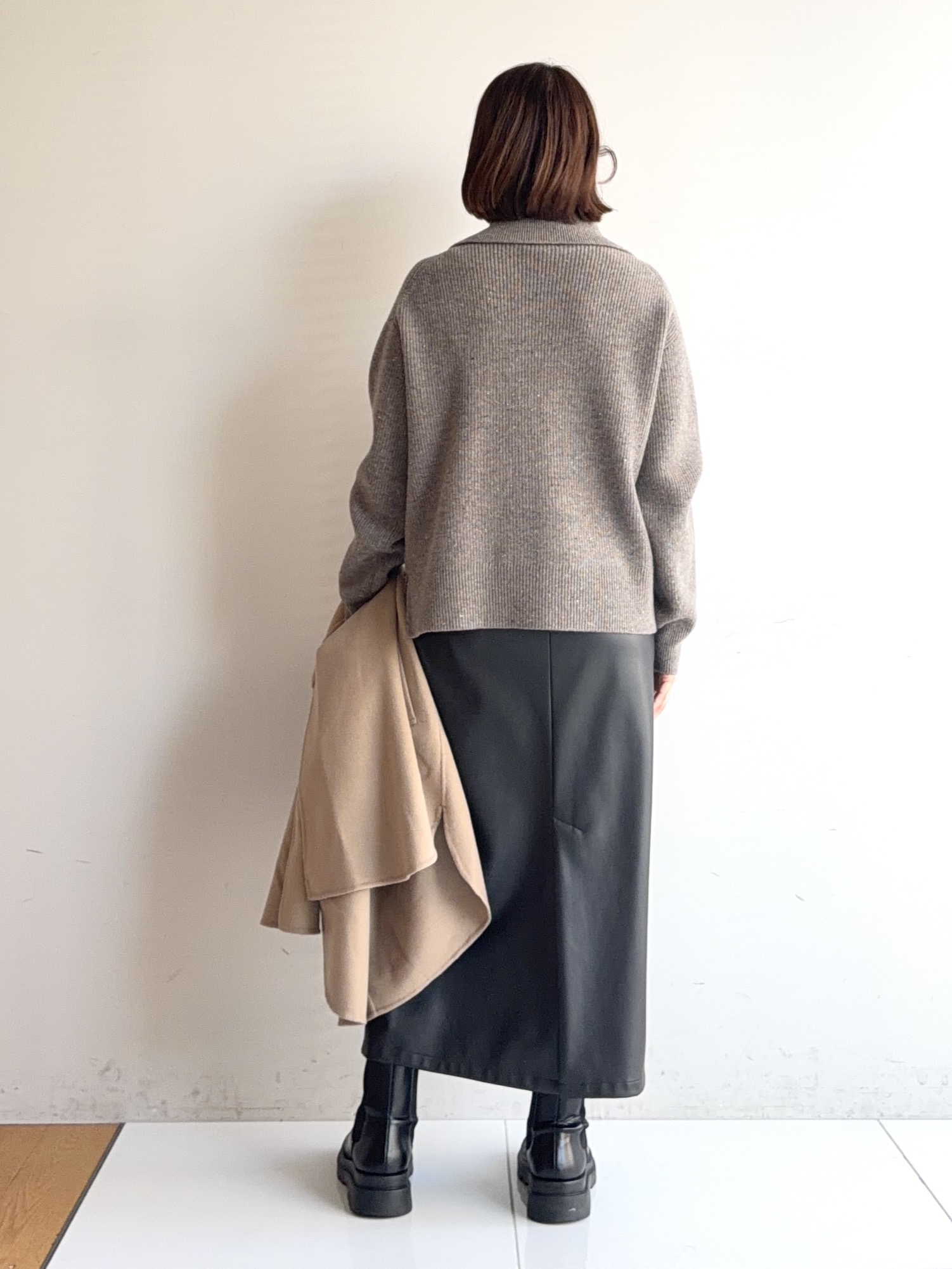 murayamaさんの「INDIVI｜【トレンド感◎／大人の光沢感】レザー調ナロースカート」を使ったコーディネート