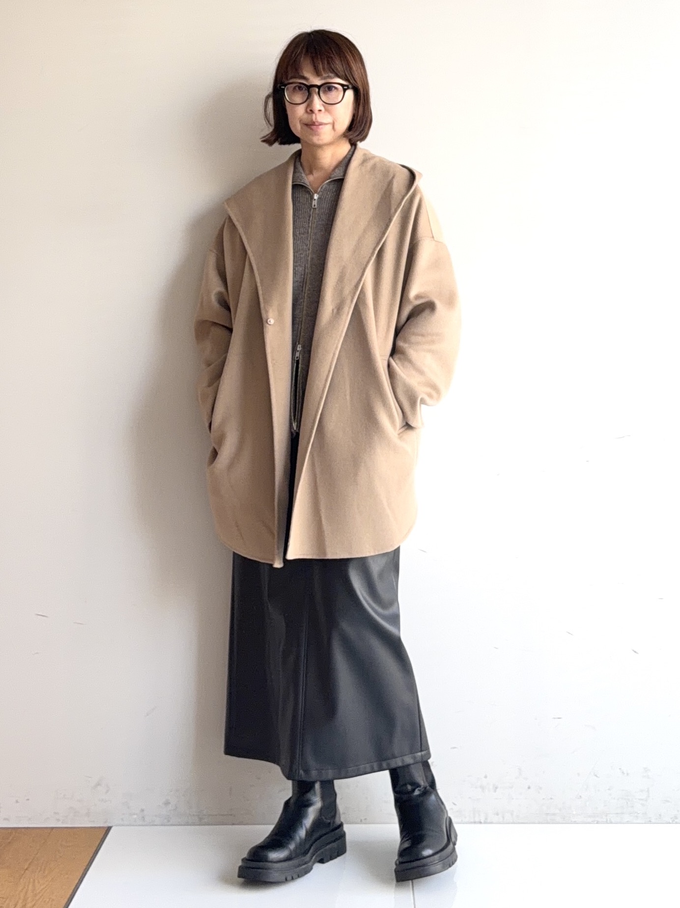 murayamaさんの「INDIVI｜【トレンド感◎／大人の光沢感】レザー調ナロースカート」を使ったコーディネート
