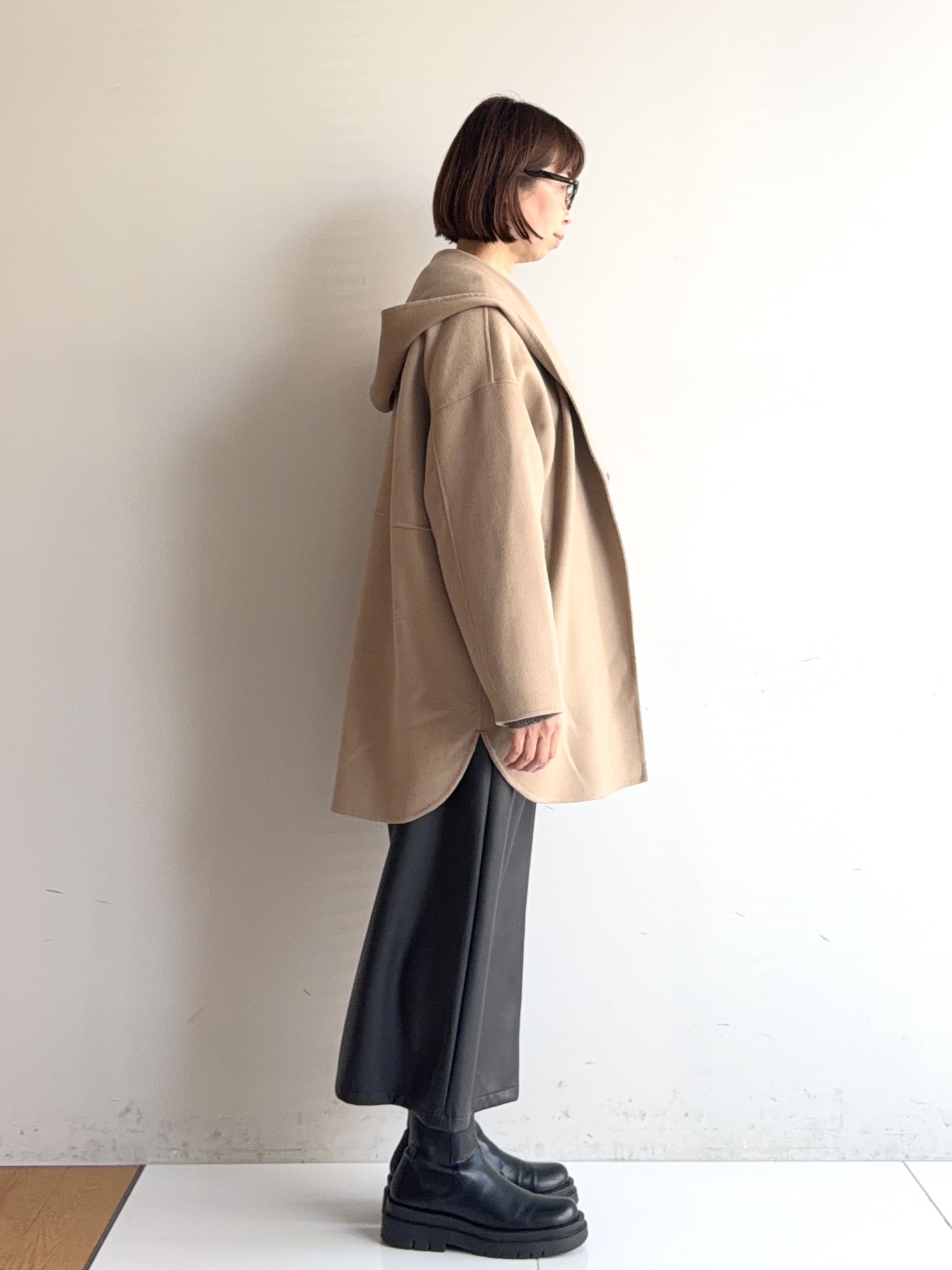 murayamaさんの「INDIVI｜【トレンド感◎／大人の光沢感】レザー調ナロースカート」を使ったコーディネート