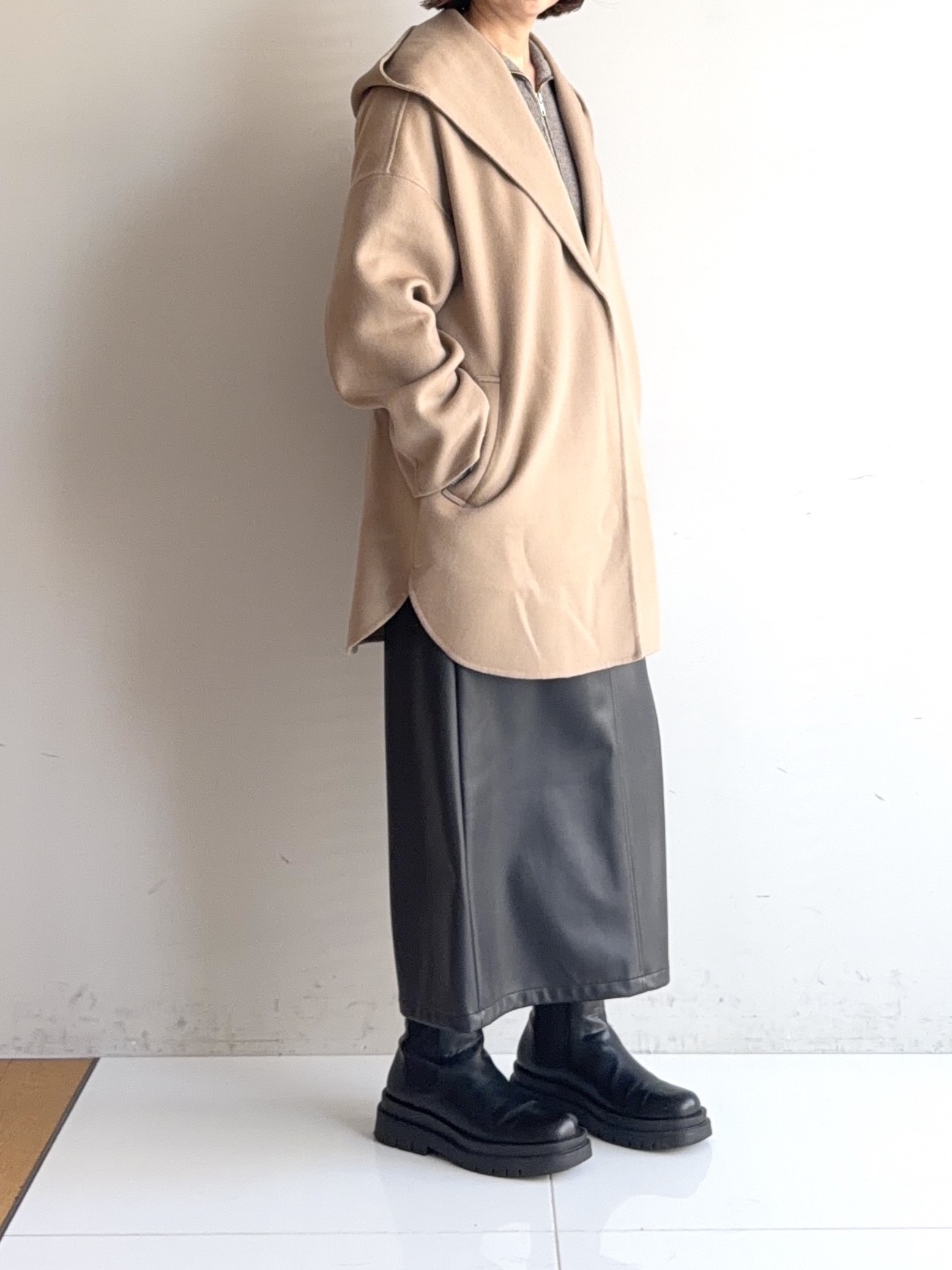 murayamaさんの「INDIVI｜【トレンド感◎／大人の光沢感】レザー調ナロースカート」を使ったコーディネート