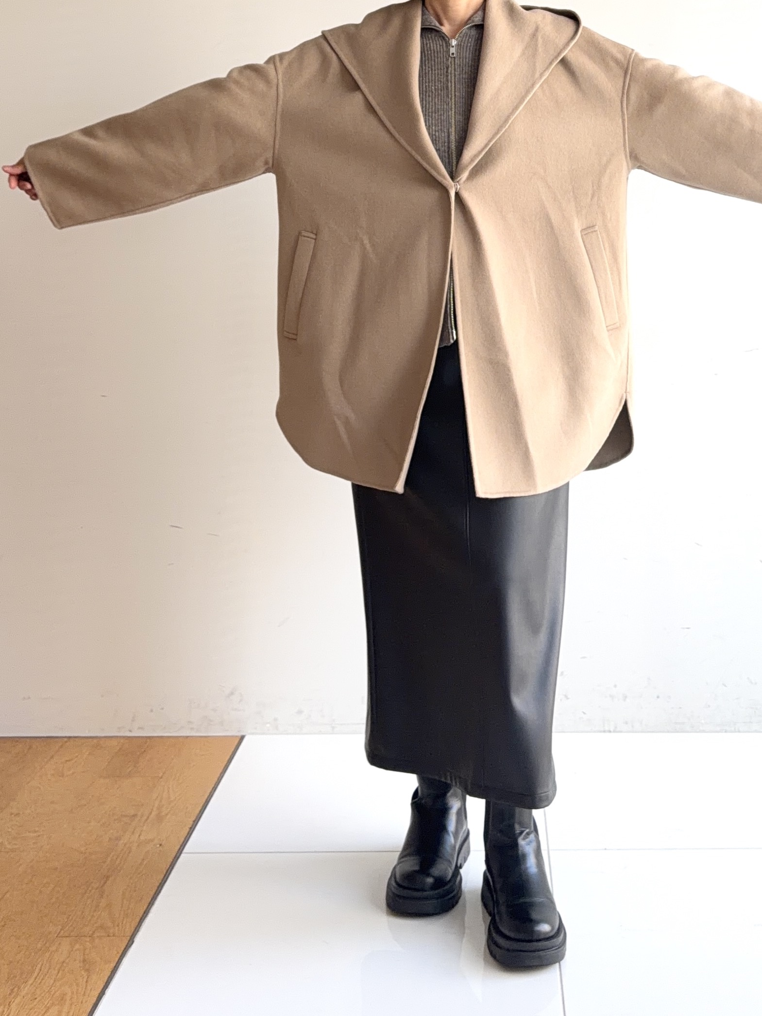 murayamaさんの「INDIVI｜【トレンド感◎／大人の光沢感】レザー調ナロースカート」を使ったコーディネート