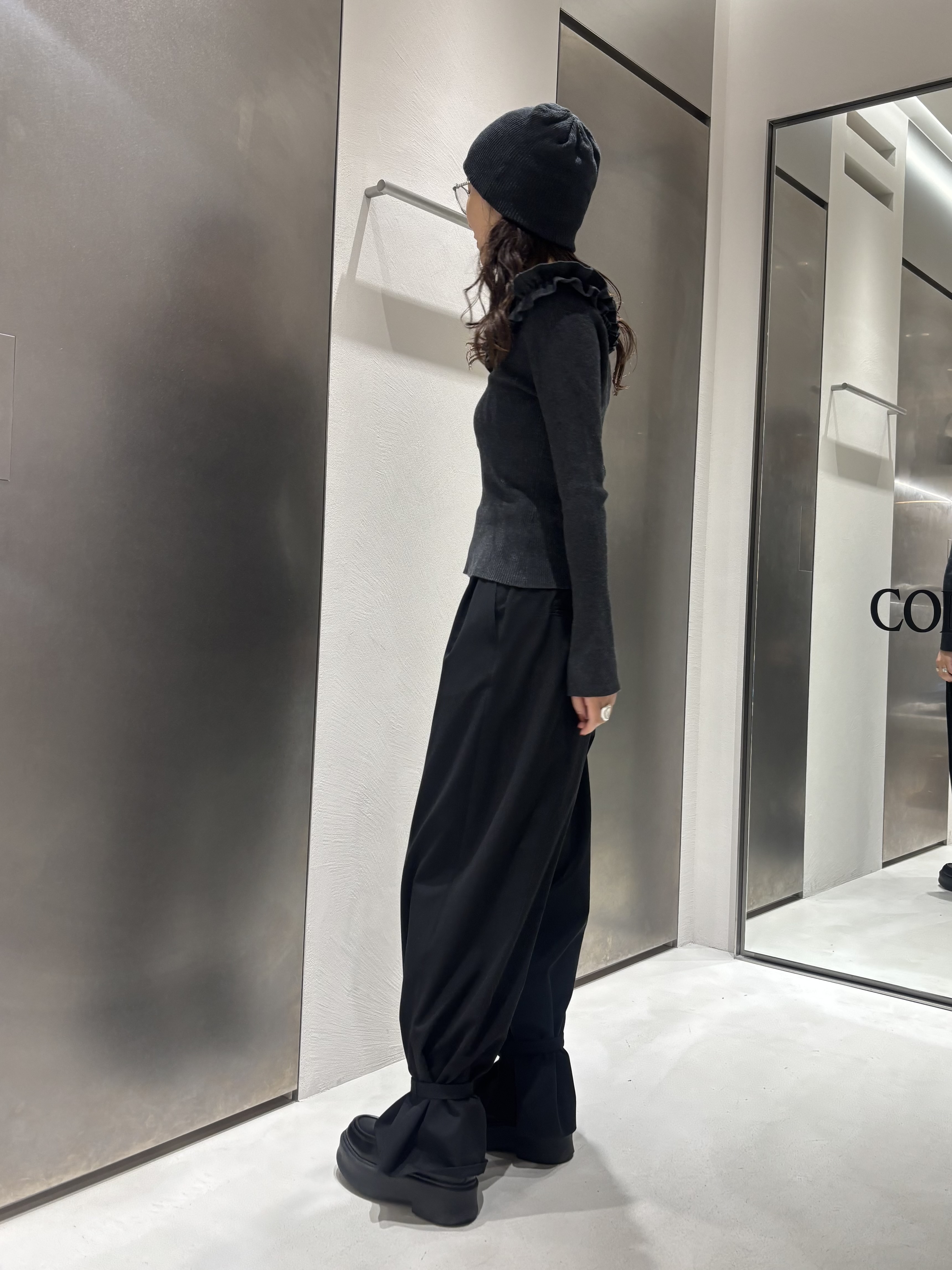 iwamiさんの「CODE A｜frill frame knit」を使ったコーディネート