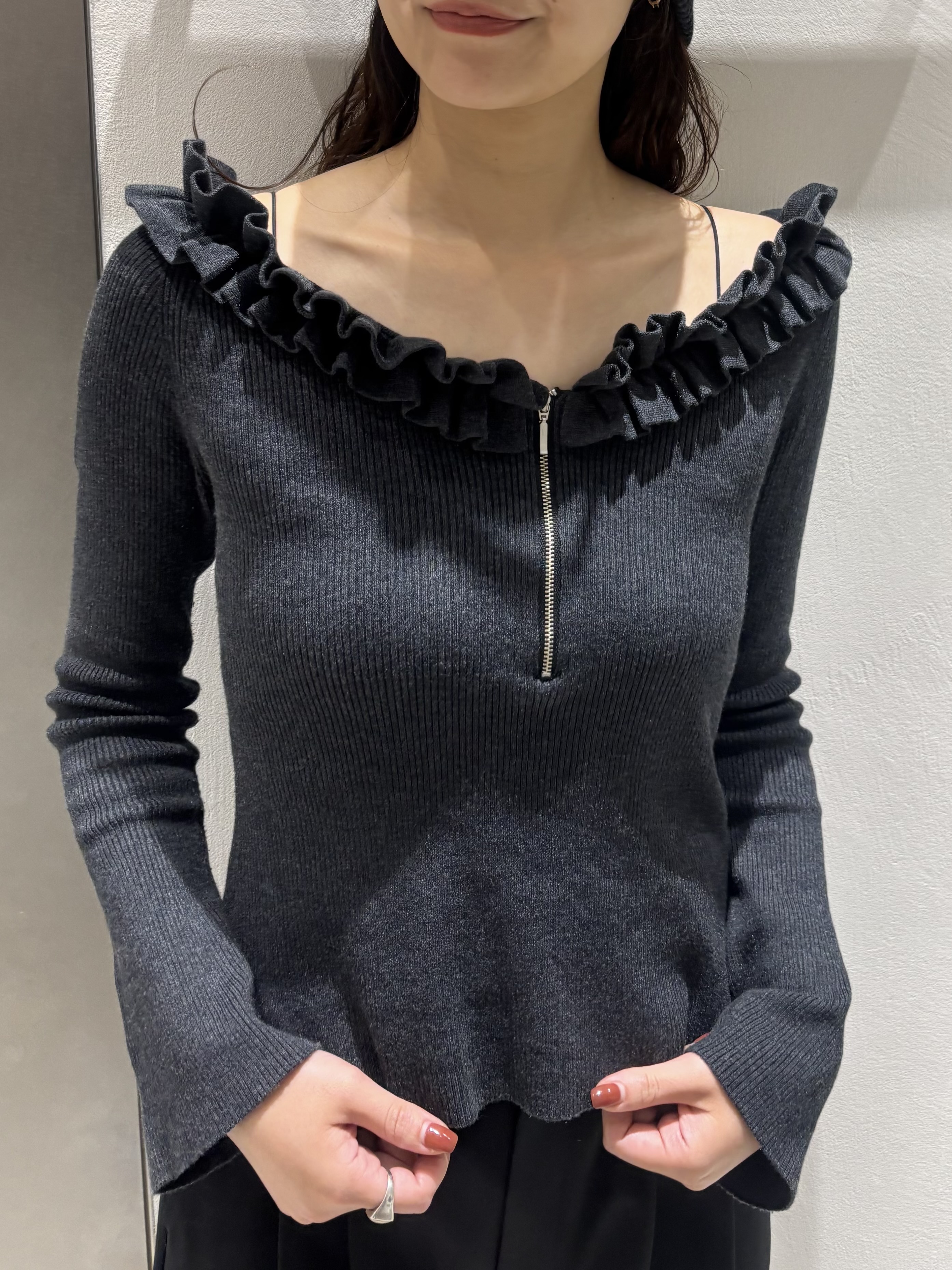 iwamiさんの「CODE A｜frill frame knit」を使ったコーディネート