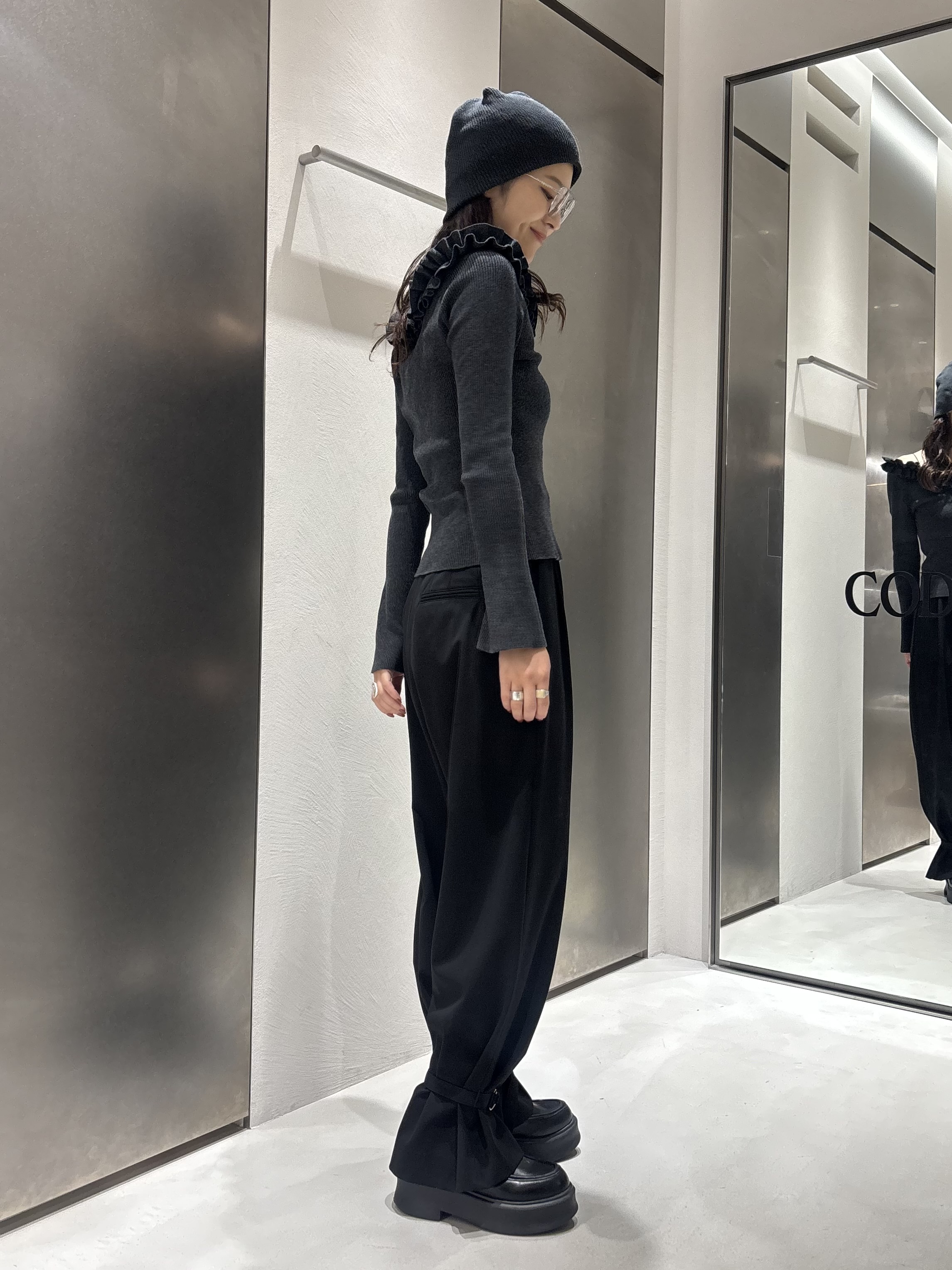 iwamiさんの「CODE A｜frill frame knit」を使ったコーディネート