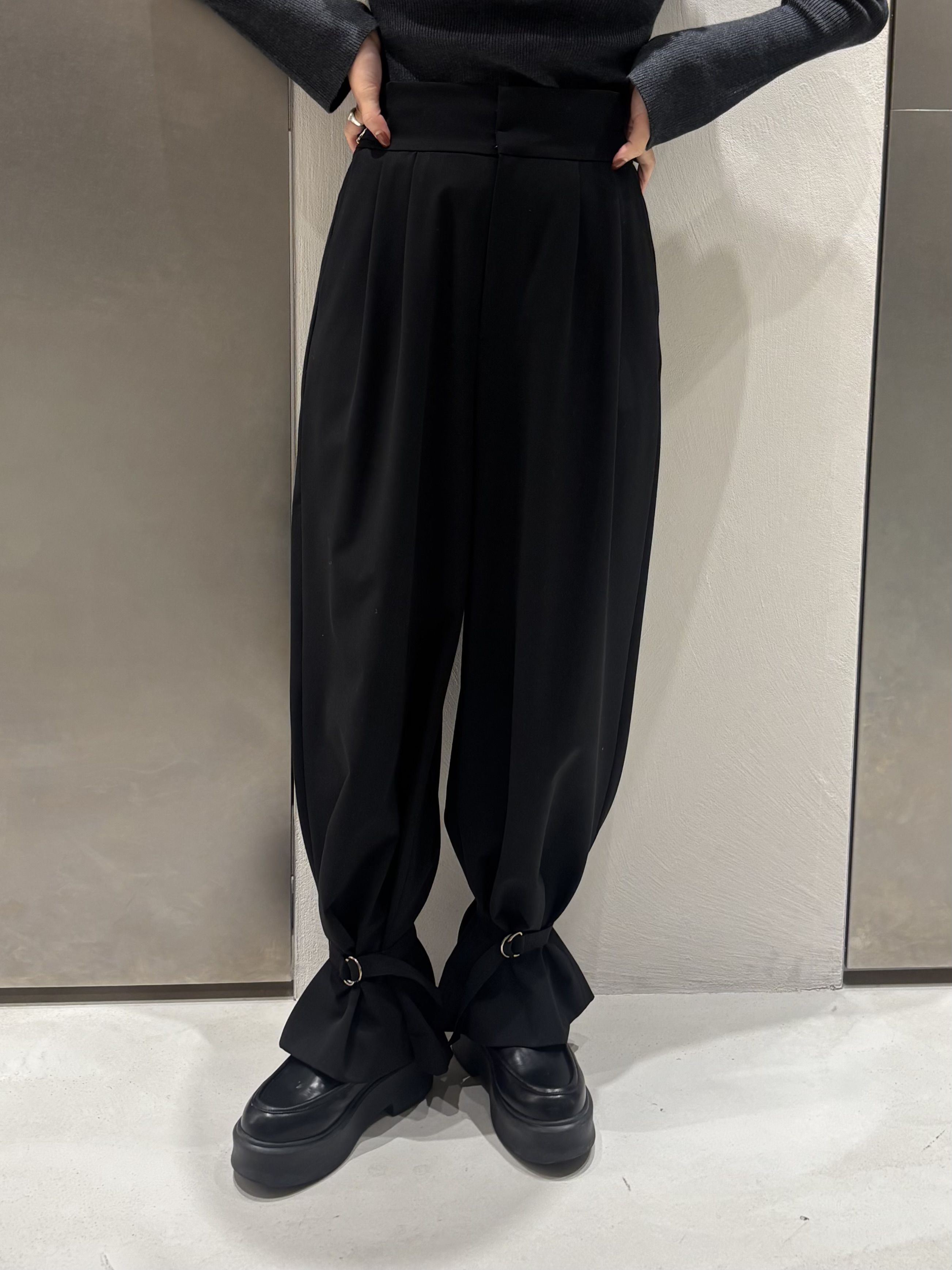 iwamiさんの「CODE A｜frill frame knit」を使ったコーディネート