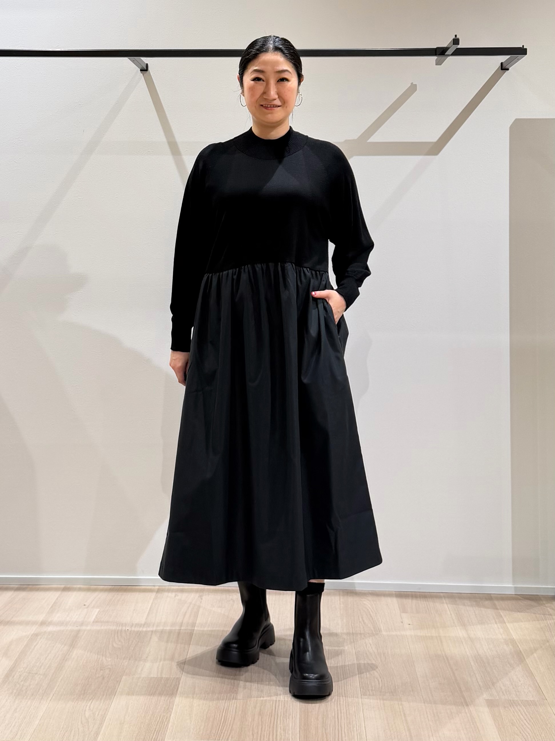 TOMOMIさんの「UNTITLED｜【1枚でコーデ完成！／体型カバー】布帛コンビウール混ニットワンピース」を使ったコーディネート