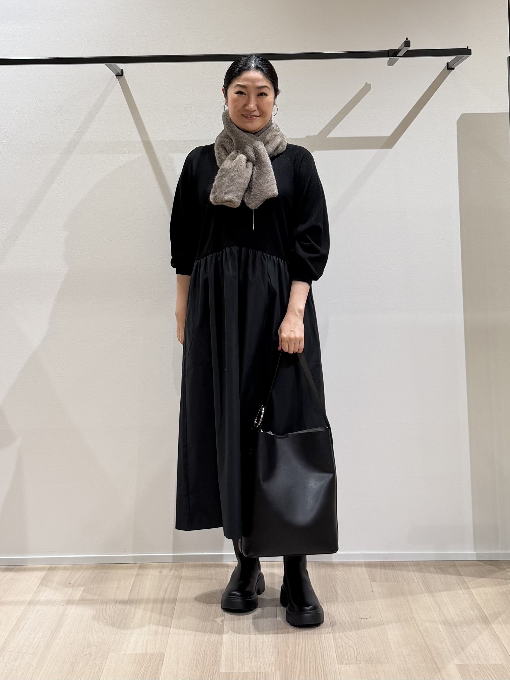 TOMOMIさんの「UNTITLED｜【1枚でコーデ完成！／体型カバー】布帛コンビウール混ニットワンピース」を使ったコーディネート