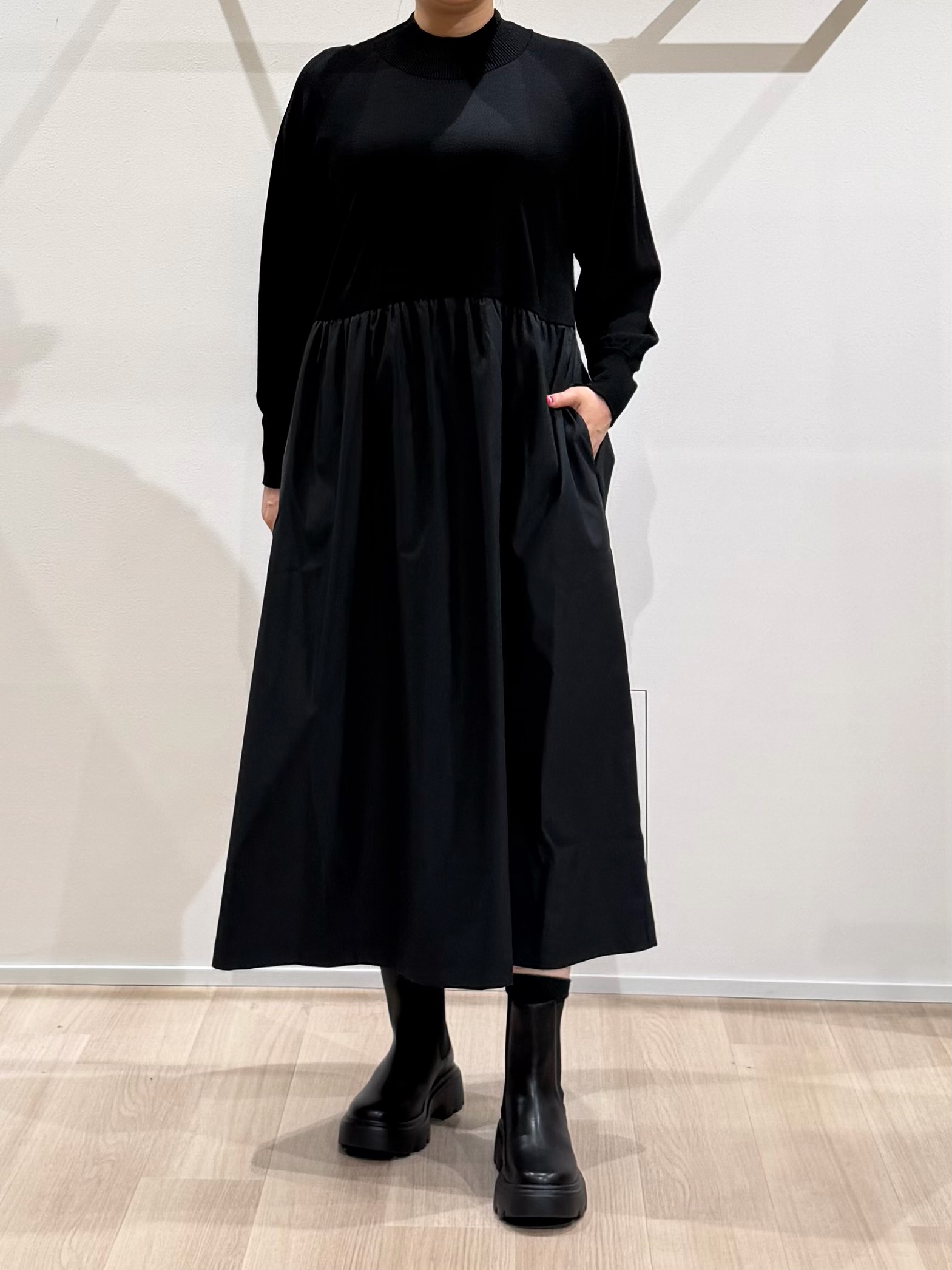 TOMOMIさんの「UNTITLED｜【1枚でコーデ完成！／体型カバー】布帛コンビウール混ニットワンピース」を使ったコーディネート