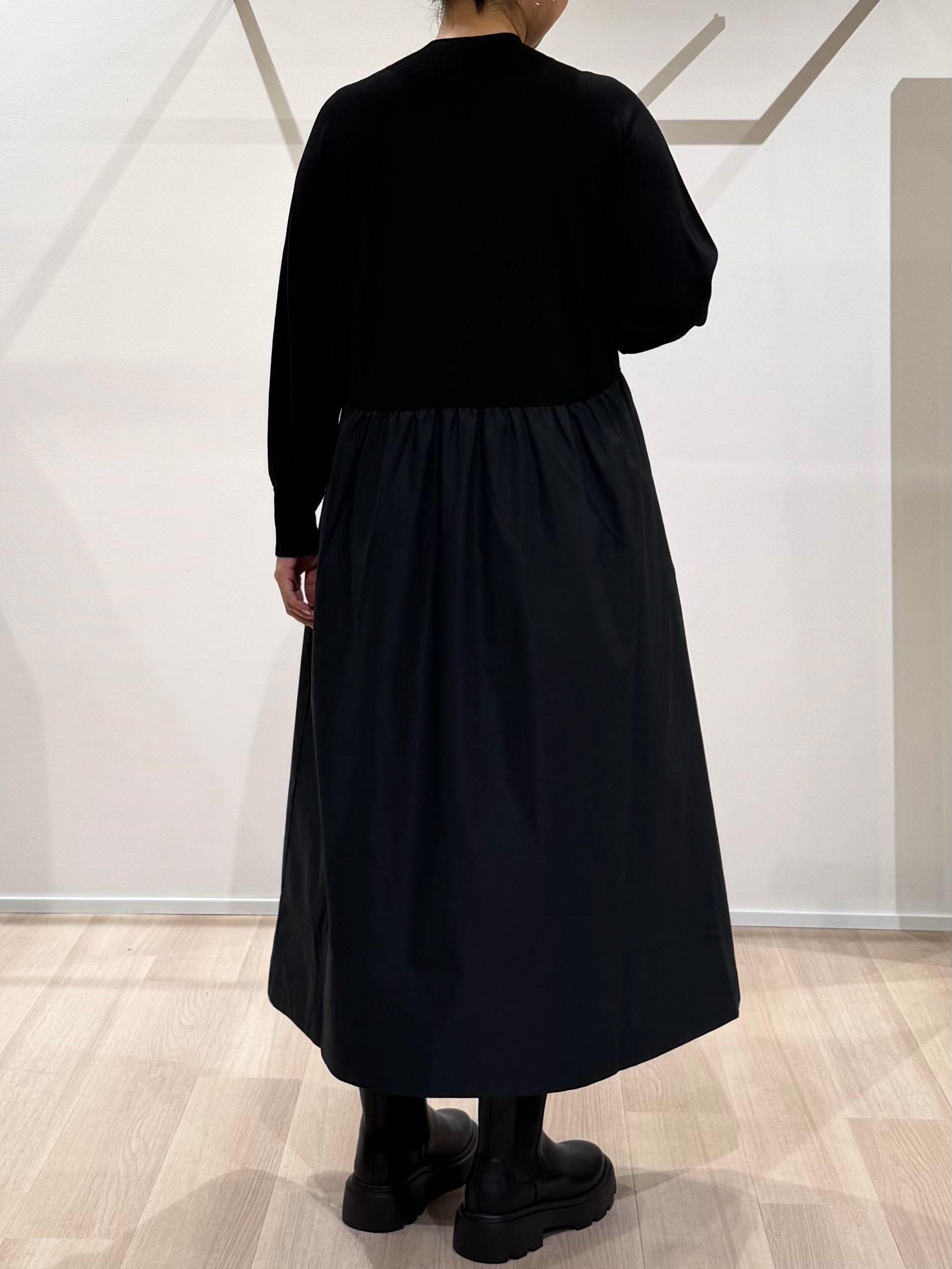 TOMOMIさんの「UNTITLED｜【1枚でコーデ完成！／体型カバー】布帛コンビウール混ニットワンピース」を使ったコーディネート