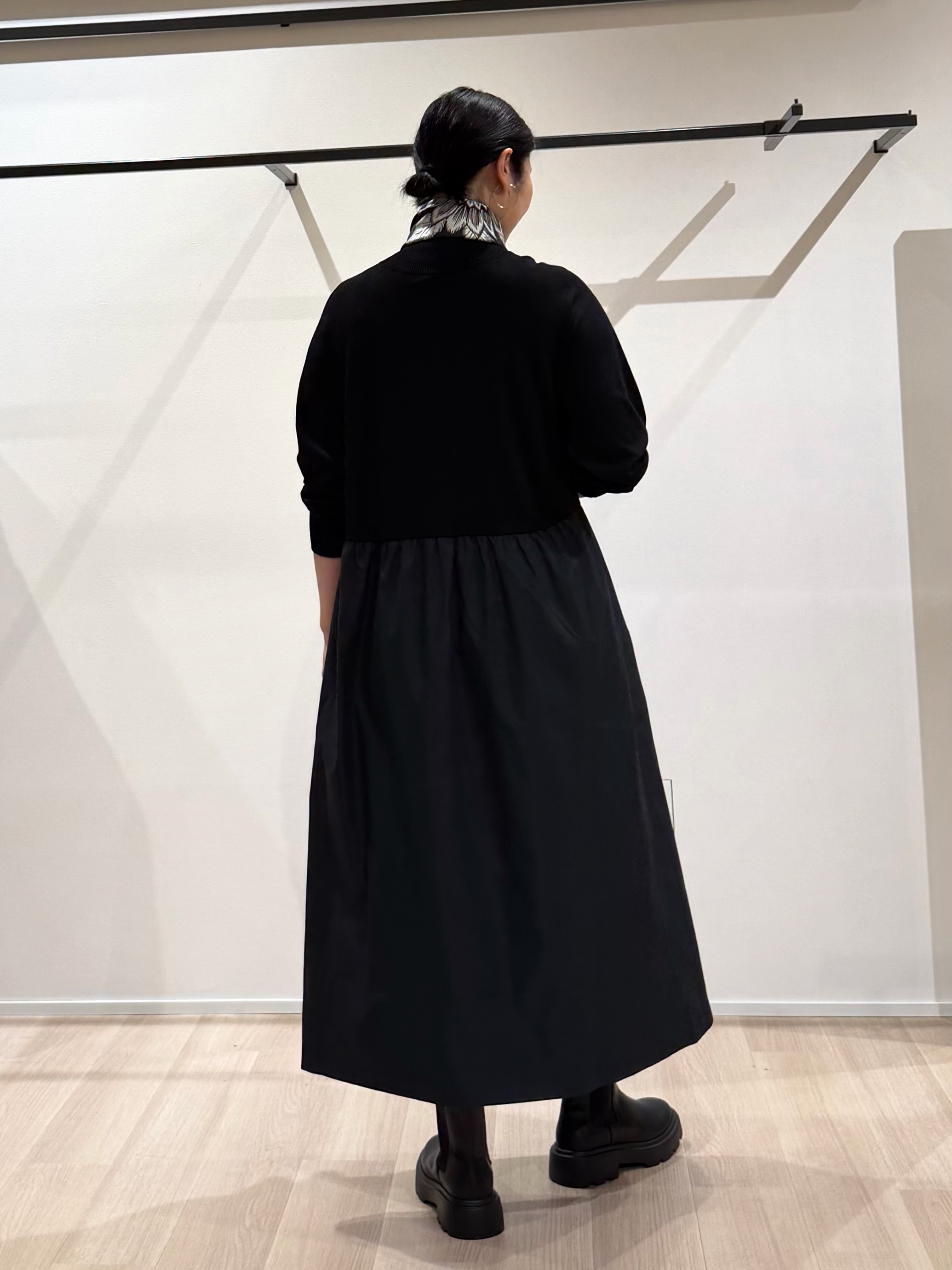 TOMOMIさんの「UNTITLED｜【1枚でコーデ完成！／体型カバー】布帛コンビウール混ニットワンピース」を使ったコーディネート