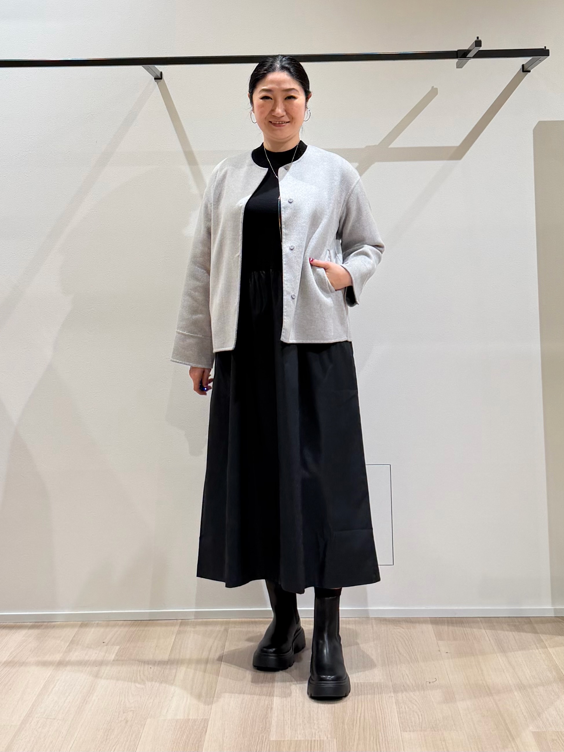 TOMOMIさんの「UNTITLED｜【1枚でコーデ完成！／体型カバー】布帛コンビウール混ニットワンピース」を使ったコーディネート