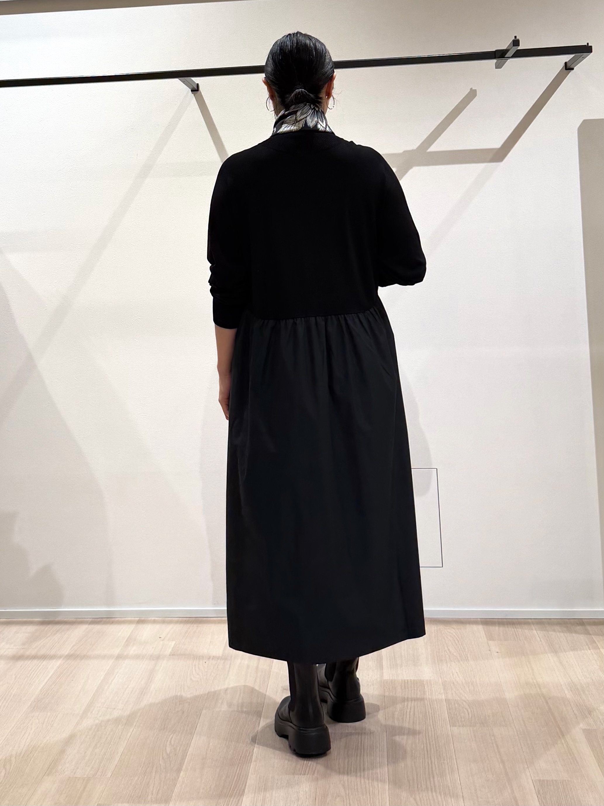 TOMOMIさんの「UNTITLED｜【1枚でコーデ完成！／体型カバー】布帛コンビウール混ニットワンピース」を使ったコーディネート