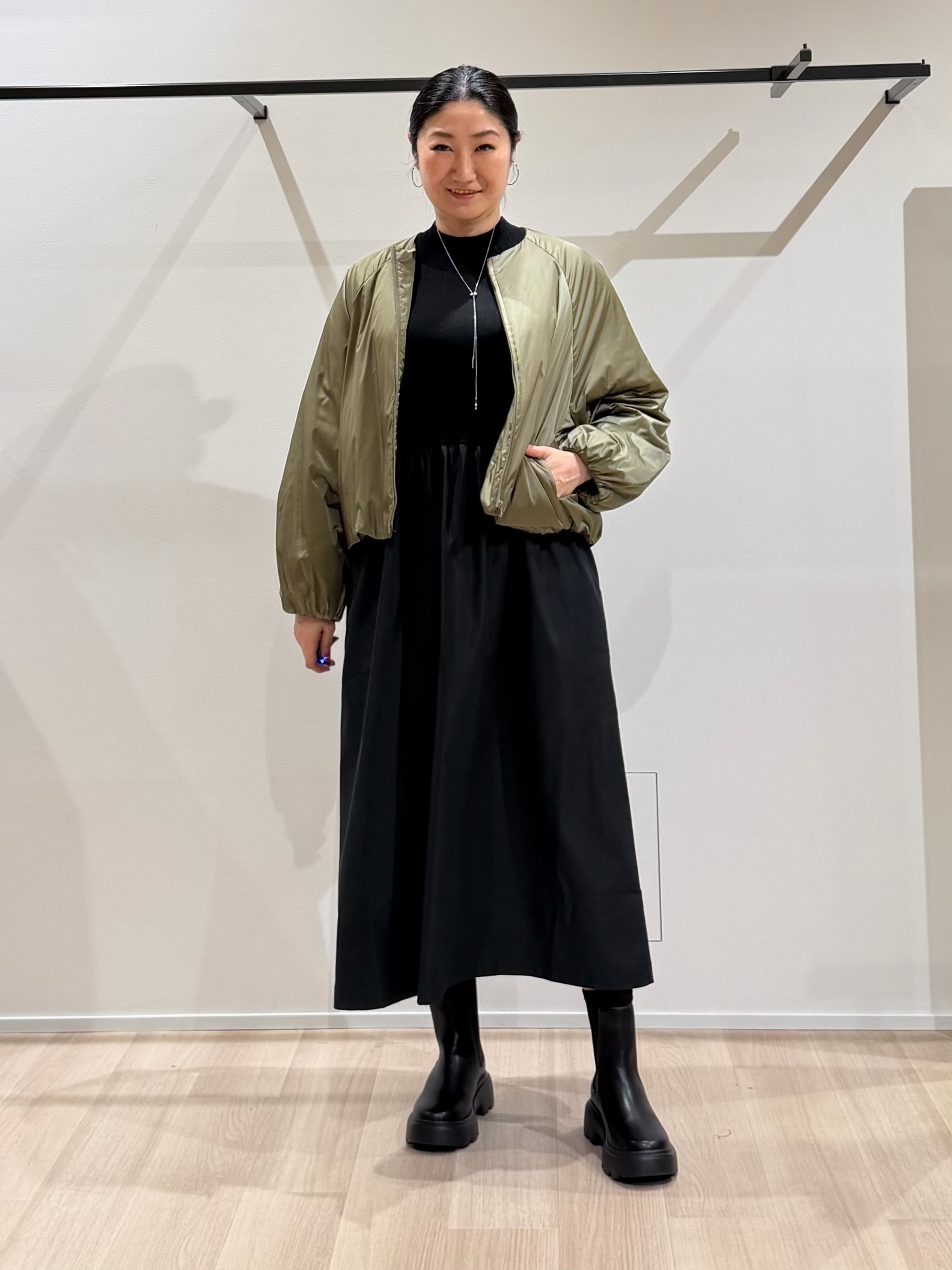 TOMOMIさんの「UNTITLED｜【1枚でコーデ完成！／体型カバー】布帛コンビウール混ニットワンピース」を使ったコーディネート