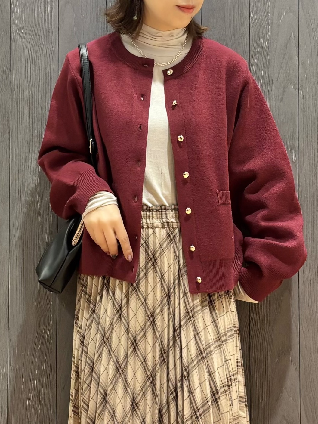 meiさんの「SHOO･LA･RUE｜【洗濯機可/S-LL】もちもちで心地よい もちここニットカーディガン」を使ったコーディネート