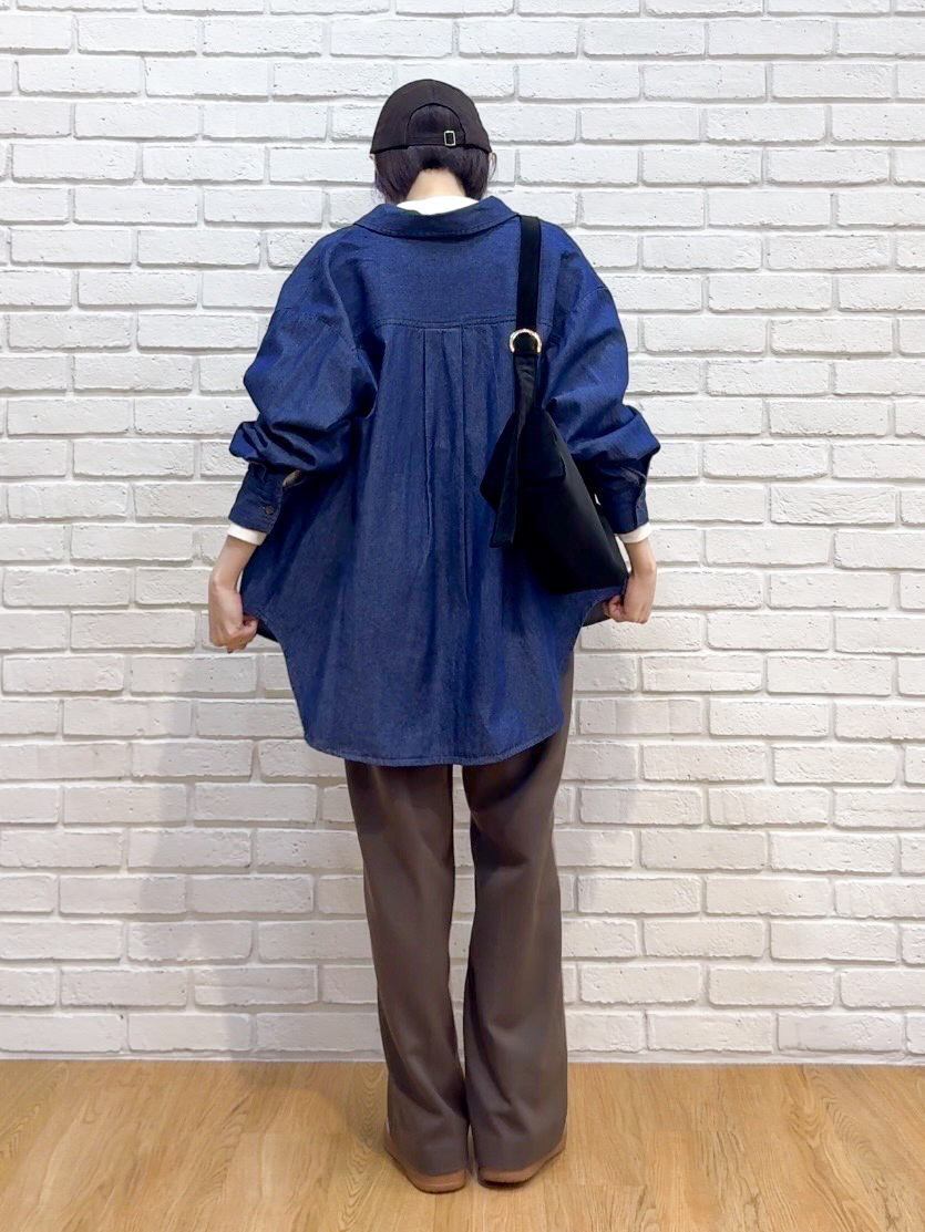 𝐜𝐡𝐢𝐤𝐚さんの「SHOO･LA･RUE｜【S-LL/洗濯機可/体型カバー】ライトオンスデニム ダブルポケット オーバーサイズシャツ」を使ったコーディネート