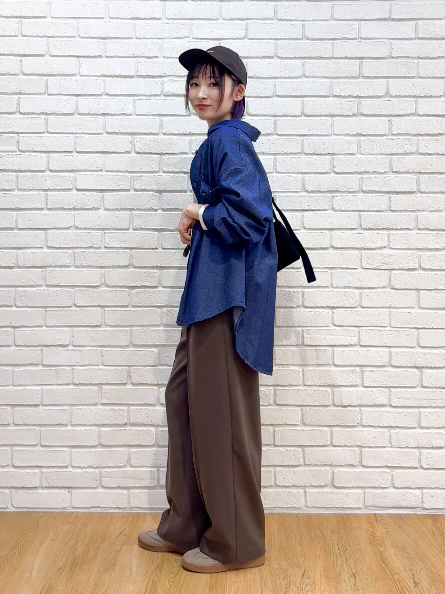 𝐜𝐡𝐢𝐤𝐚さんの「SHOO･LA･RUE｜【S-LL/洗濯機可/体型カバー】ライトオンスデニム ダブルポケット オーバーサイズシャツ」を使ったコーディネート