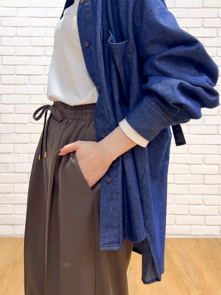 𝐜𝐡𝐢𝐤𝐚さんの「SHOO･LA･RUE｜【S-LL/洗濯機可/体型カバー】ライトオンスデニム ダブルポケット オーバーサイズシャツ」を使ったコーディネート