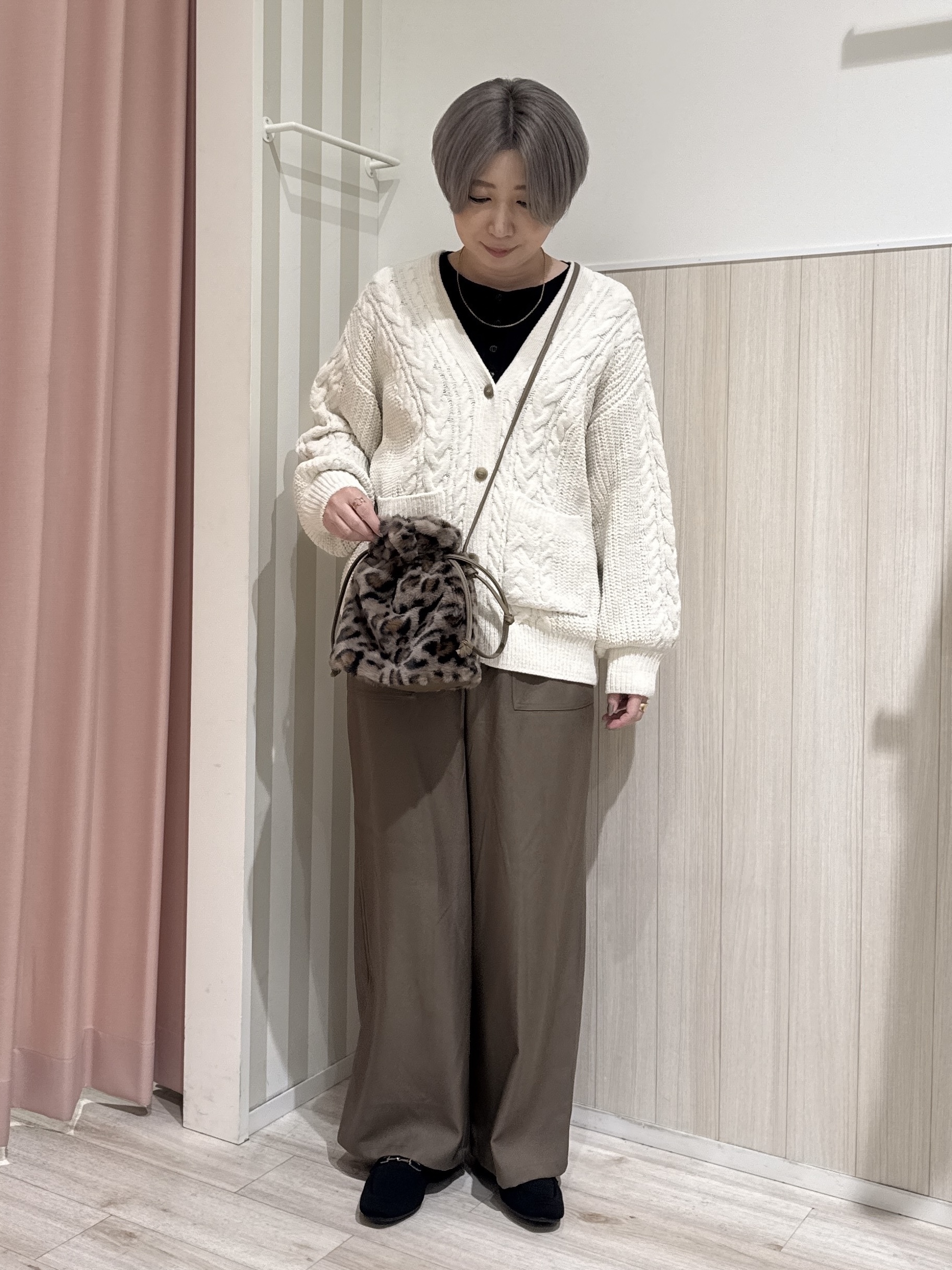 RA★SEさんの「SHOO･LA･RUE｜【洗濯機可】もこもちモールケーブル Vネックカーディガン」を使ったコーディネート
