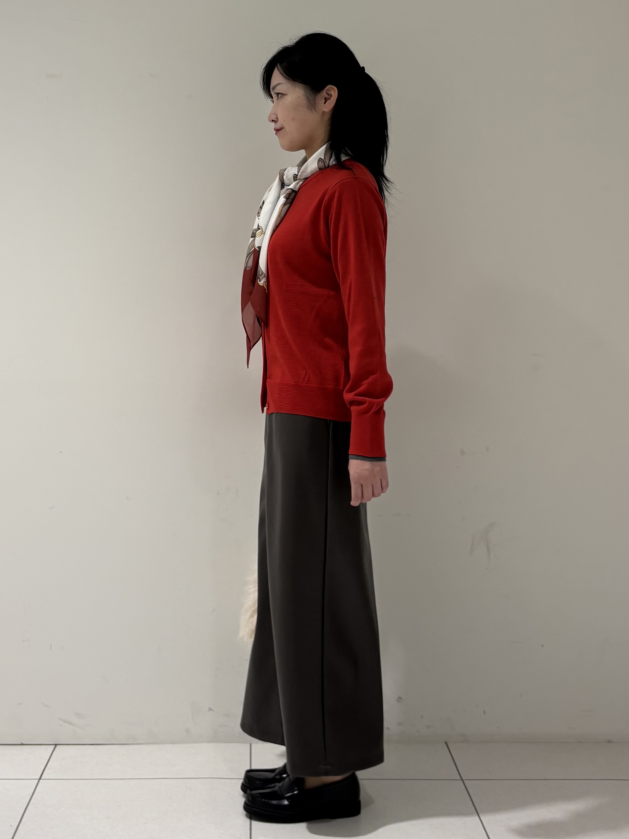 momokoさんの「INDIVI｜【ウール混／美素材】ベーシック丸首カーディガン」を使ったコーディネート