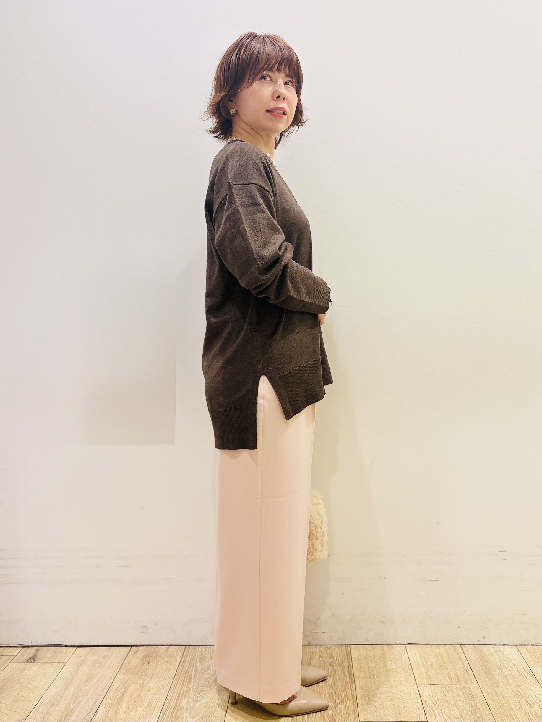 YUKOさんの「index｜『THE』名品リラクシーVネックニット【洗濯機OK】」を使ったコーディネート