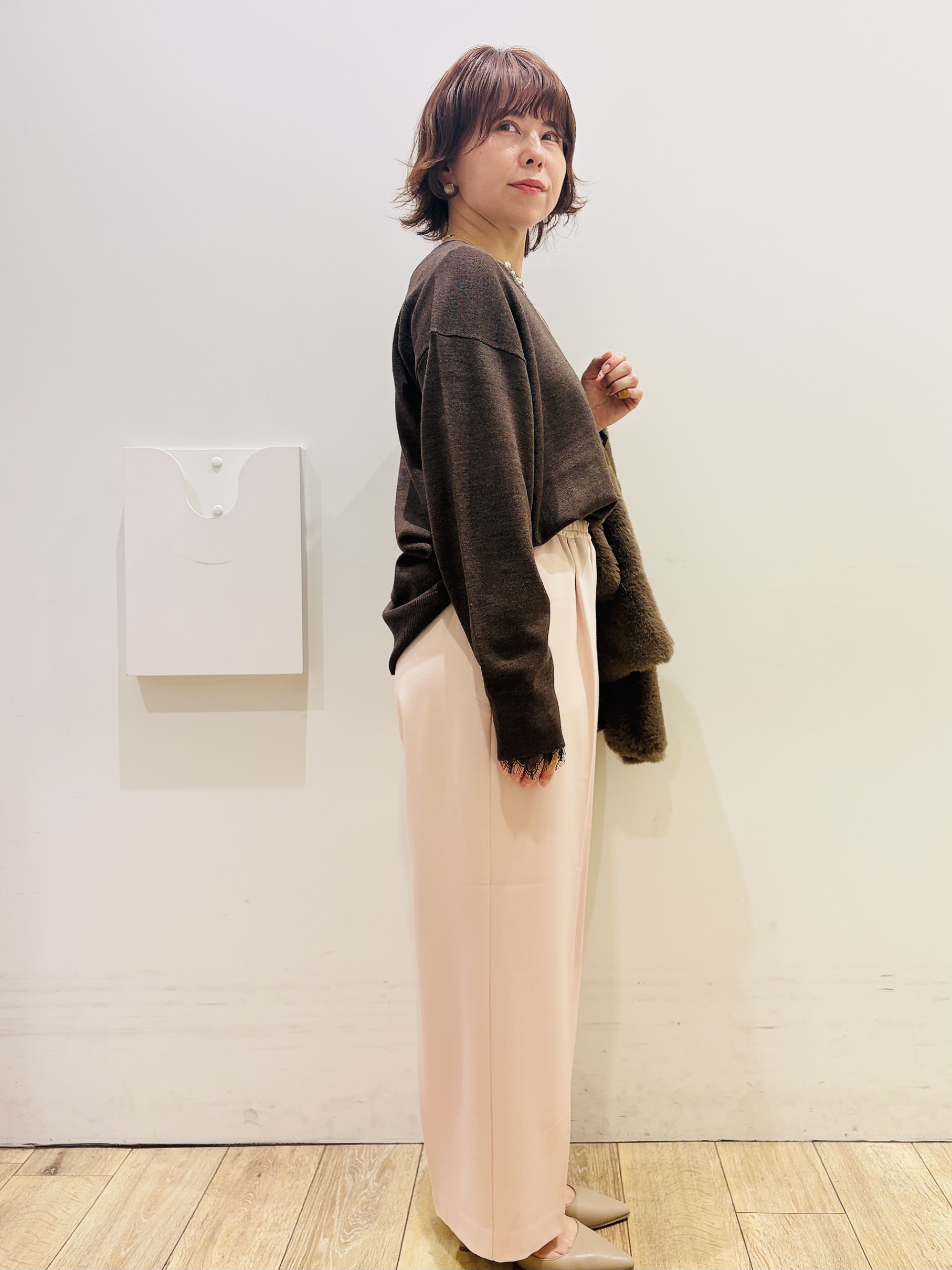 YUKOさんの「index｜『THE』名品リラクシーVネックニット【洗濯機OK】」を使ったコーディネート