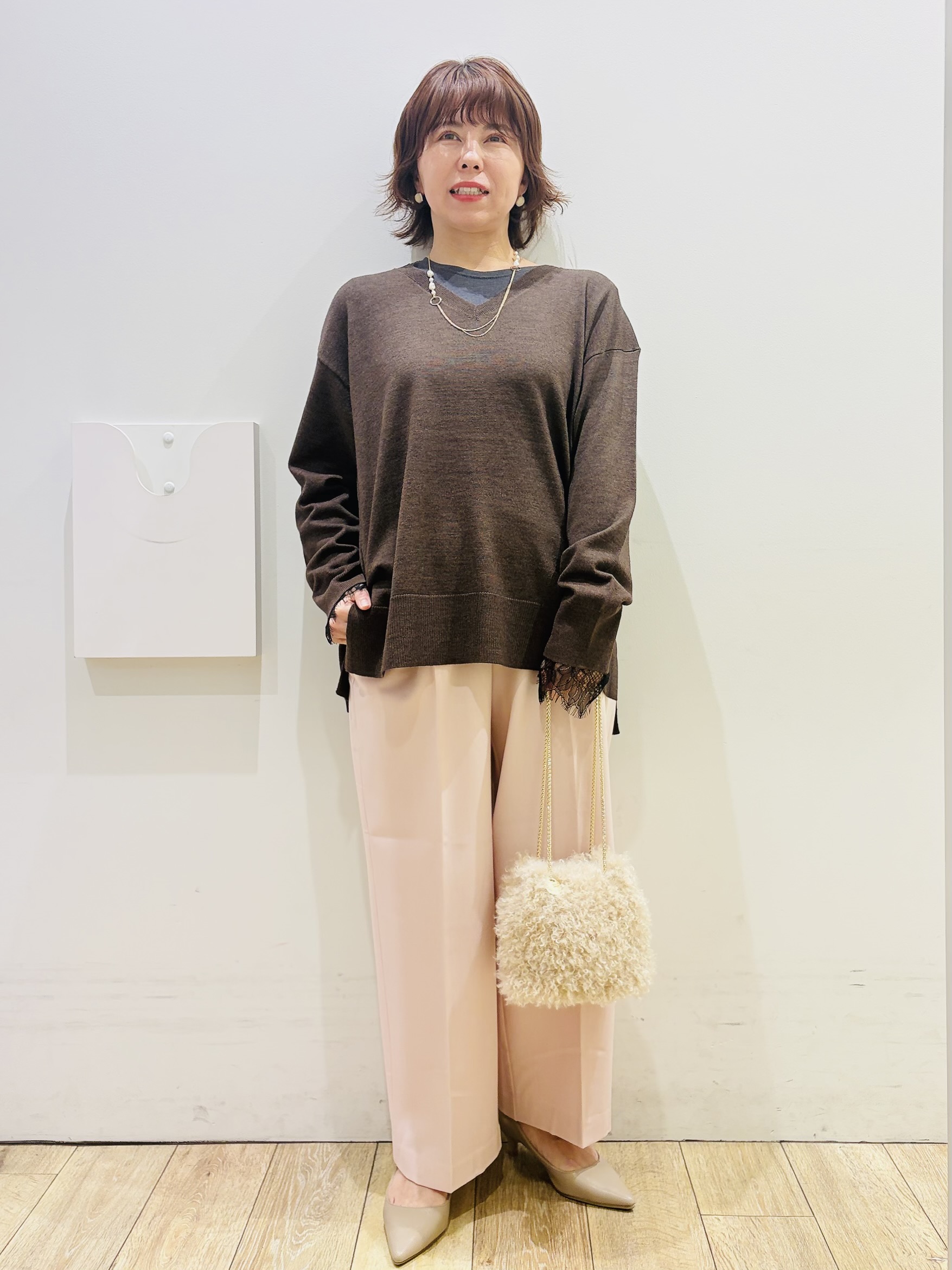 YUKOさんの「index｜『THE』名品リラクシーVネックニット【洗濯機OK】」を使ったコーディネート