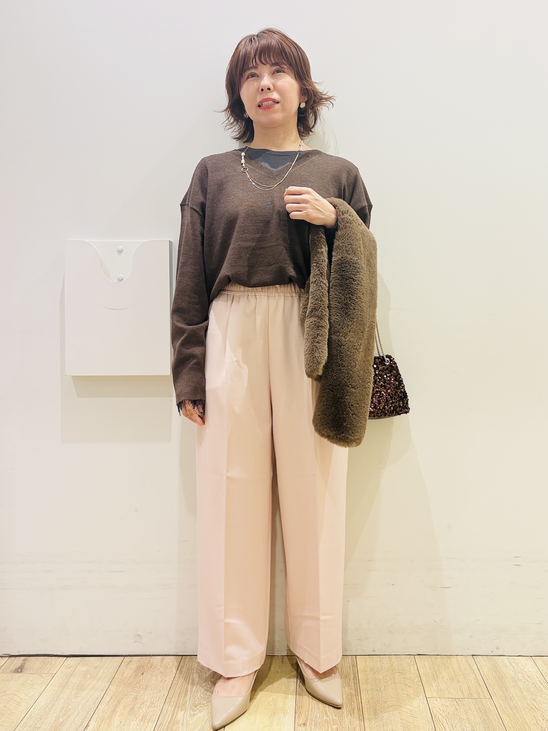 YUKOさんの「index｜『THE』名品リラクシーVネックニット【洗濯機OK】」を使ったコーディネート