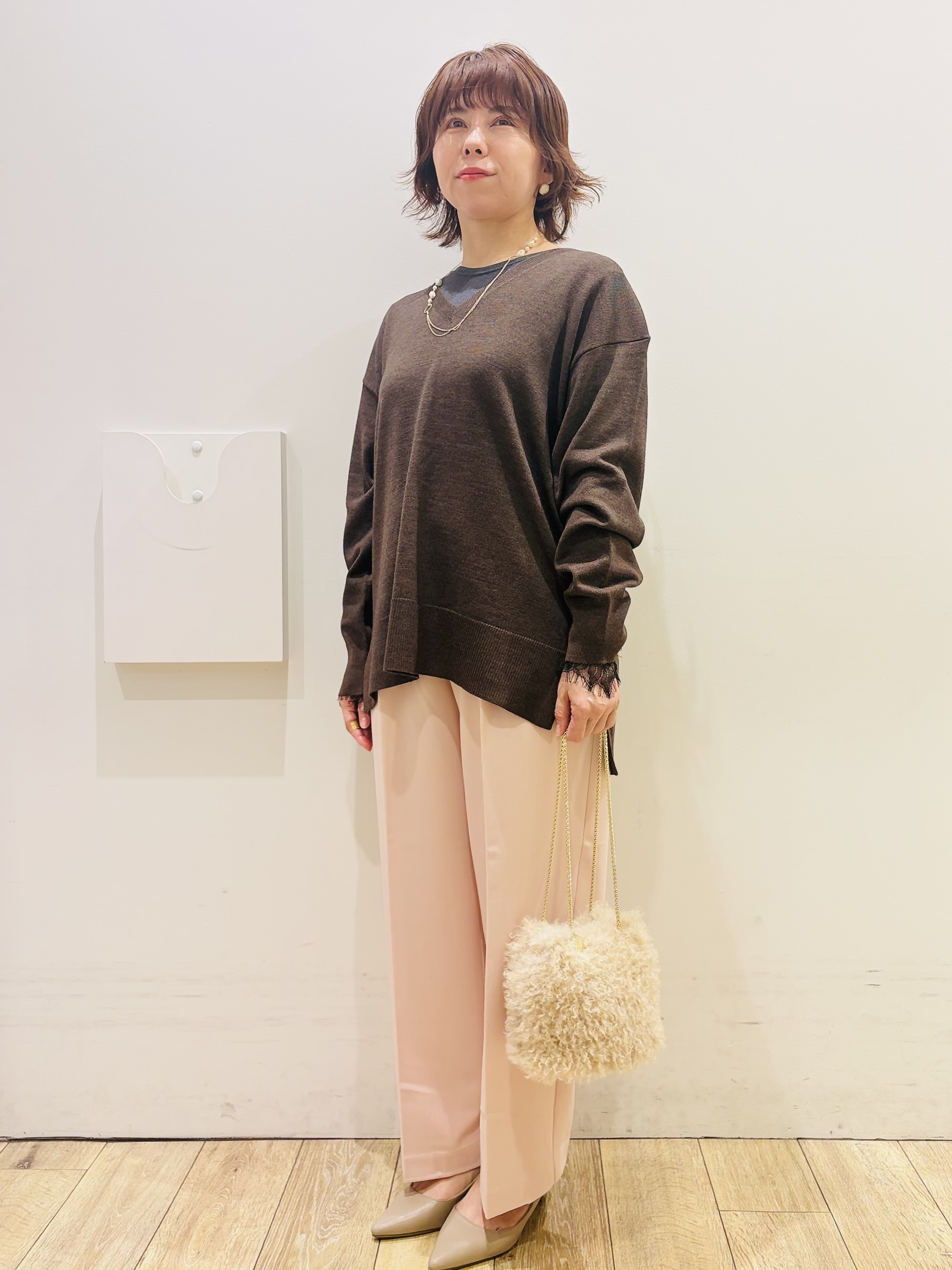 YUKOさんの「index｜『THE』名品リラクシーVネックニット【洗濯機OK】」を使ったコーディネート
